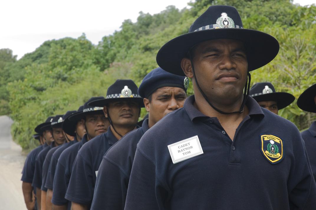 Kadet polis Nauru sedang menjalani latihan. Nauru tidak mempunyai angkatan tentera, tetapi mempunyai pasukan polis kecil di bawah kawalan awam.