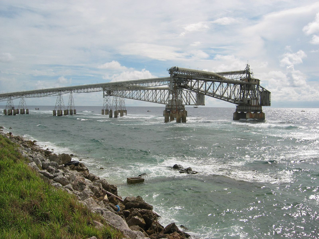 Infrastruktur pemunggahan fosfat di Nauru pada tahun 2006.