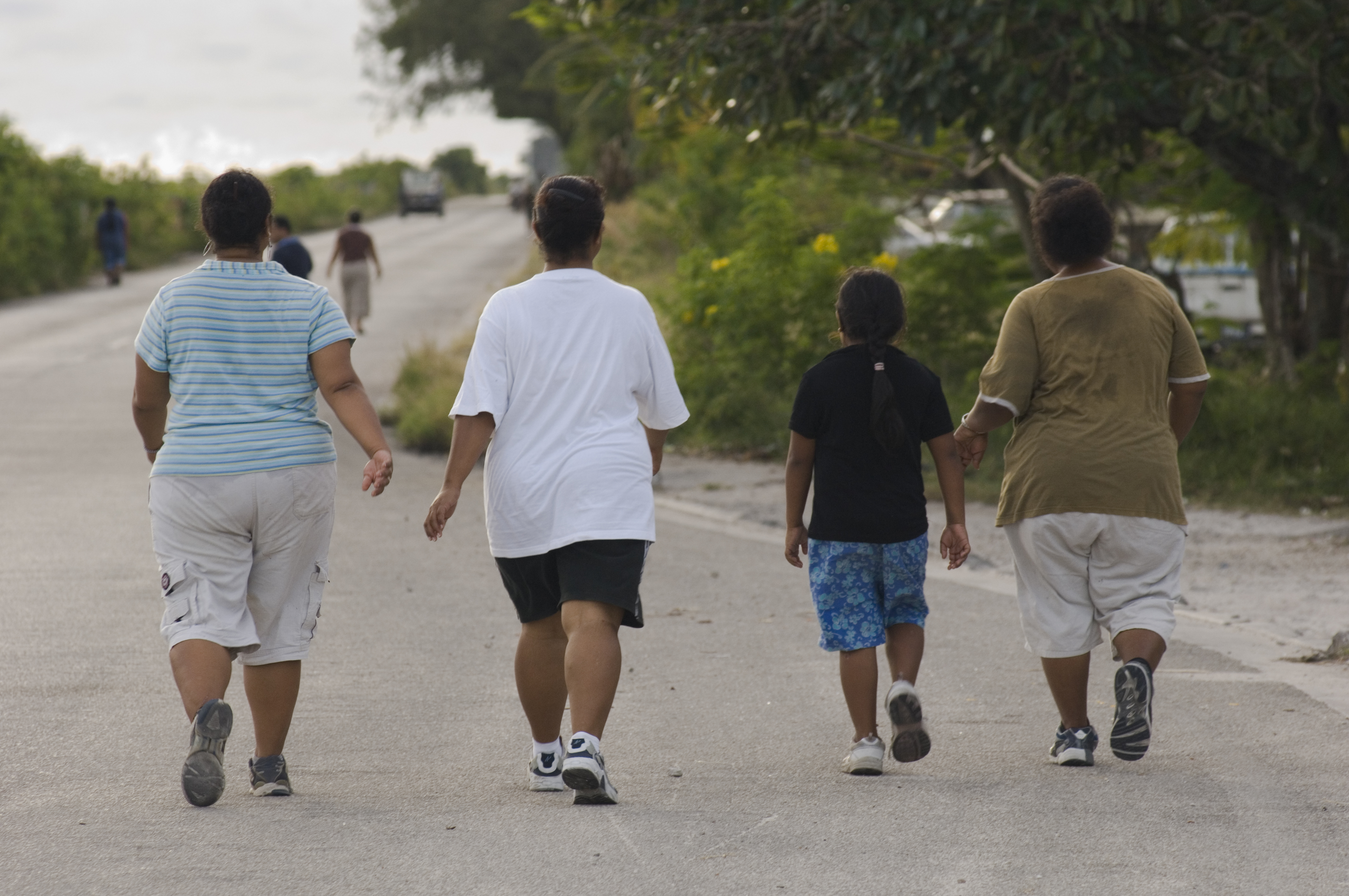 Penduduk Nauru berjalan di sekitar Lapangan Terbang Antarabangsa Nauru. Nauru mempunyai kadar obesiti tertinggi di dunia.