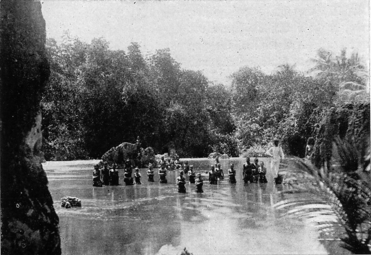 Memancing di Lagun Buada, Nauru pada tahun 1938.