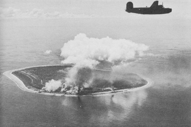 Angkatan Udara Tentera Darat Amerika Syarikat mengebom landasan terbang Jepun di Nauru, 1943.