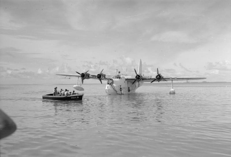 Sebuah Short Sunderland milik RAF ditambatkan di laguna di Atol Addu, selama Perang Dunia II.