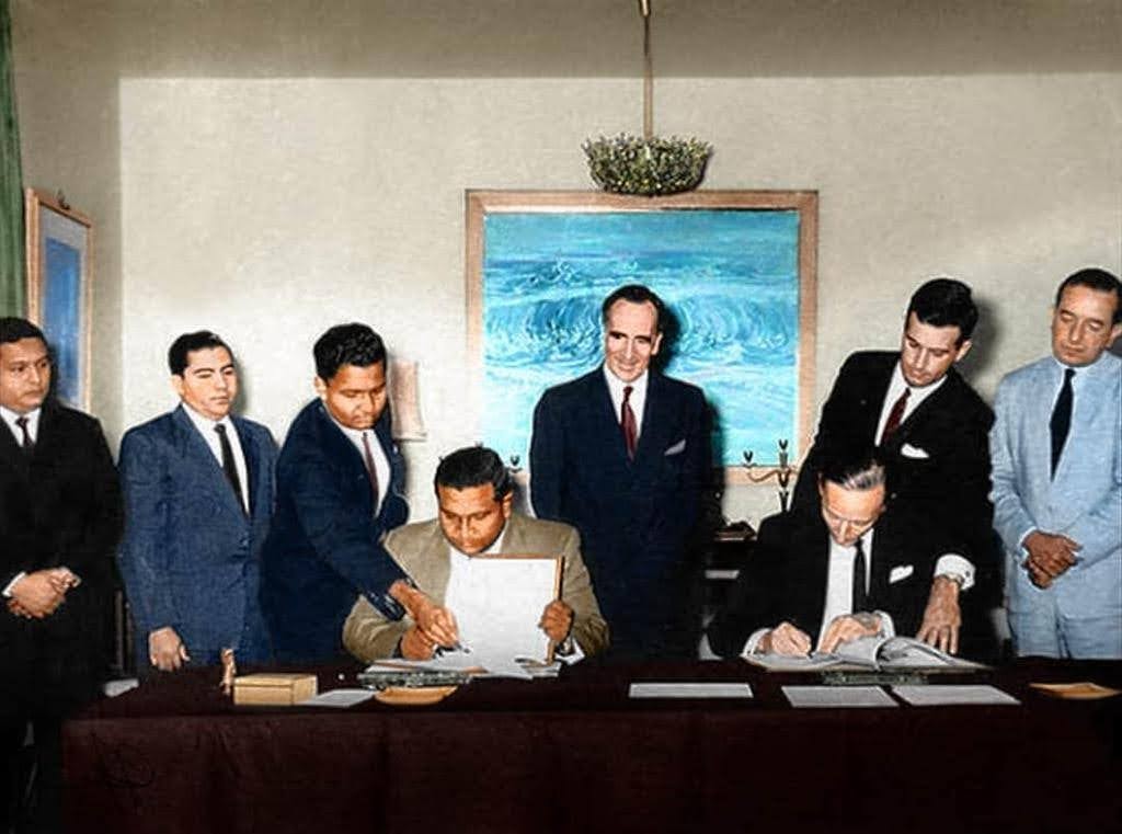 Perdana Menteri Ibrahim Nasir menandatangani perjanjian kemerdekaan dengan Inggris pada 26 Juli 1965.