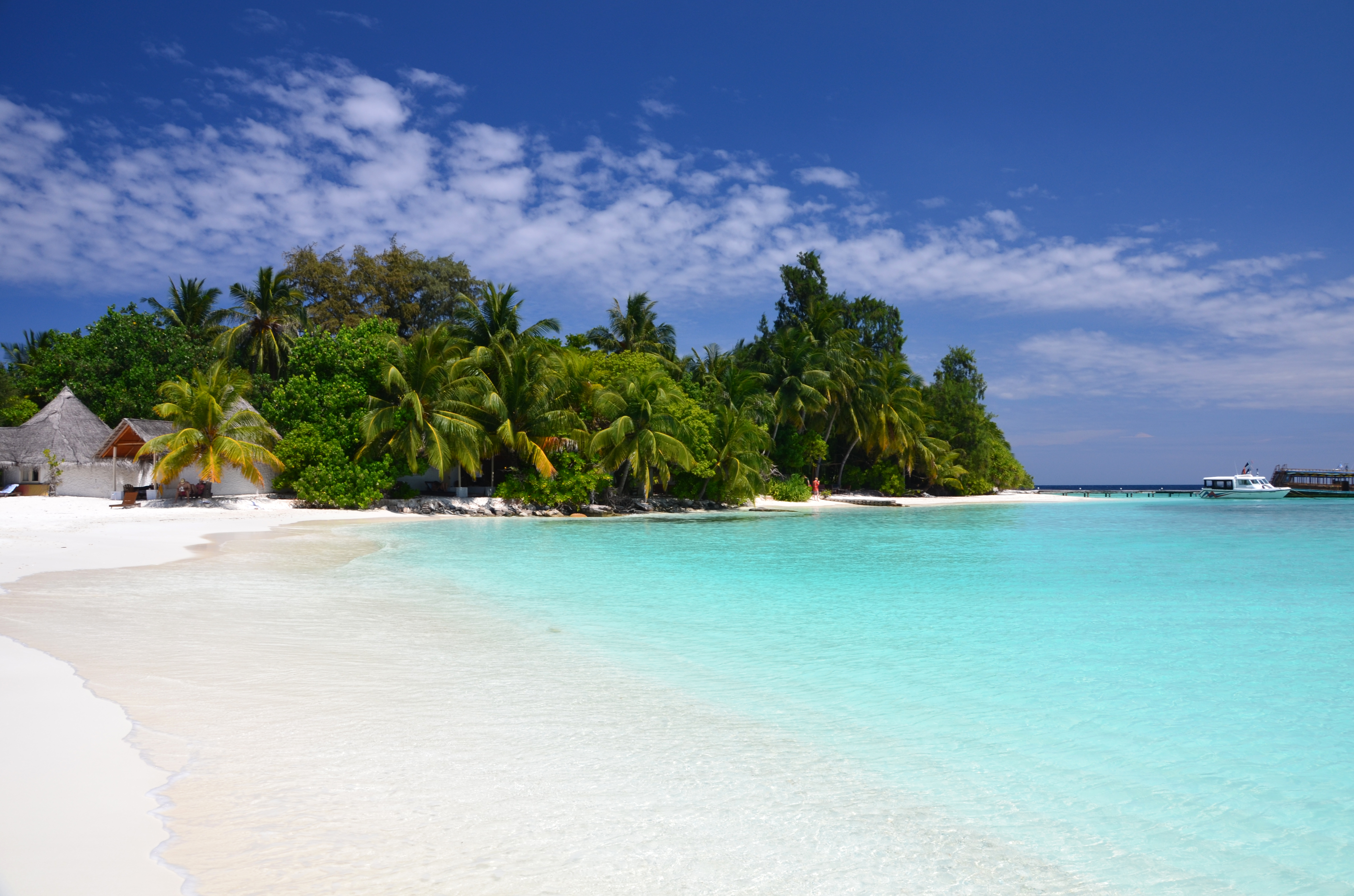 Pantai pulau Bathala.