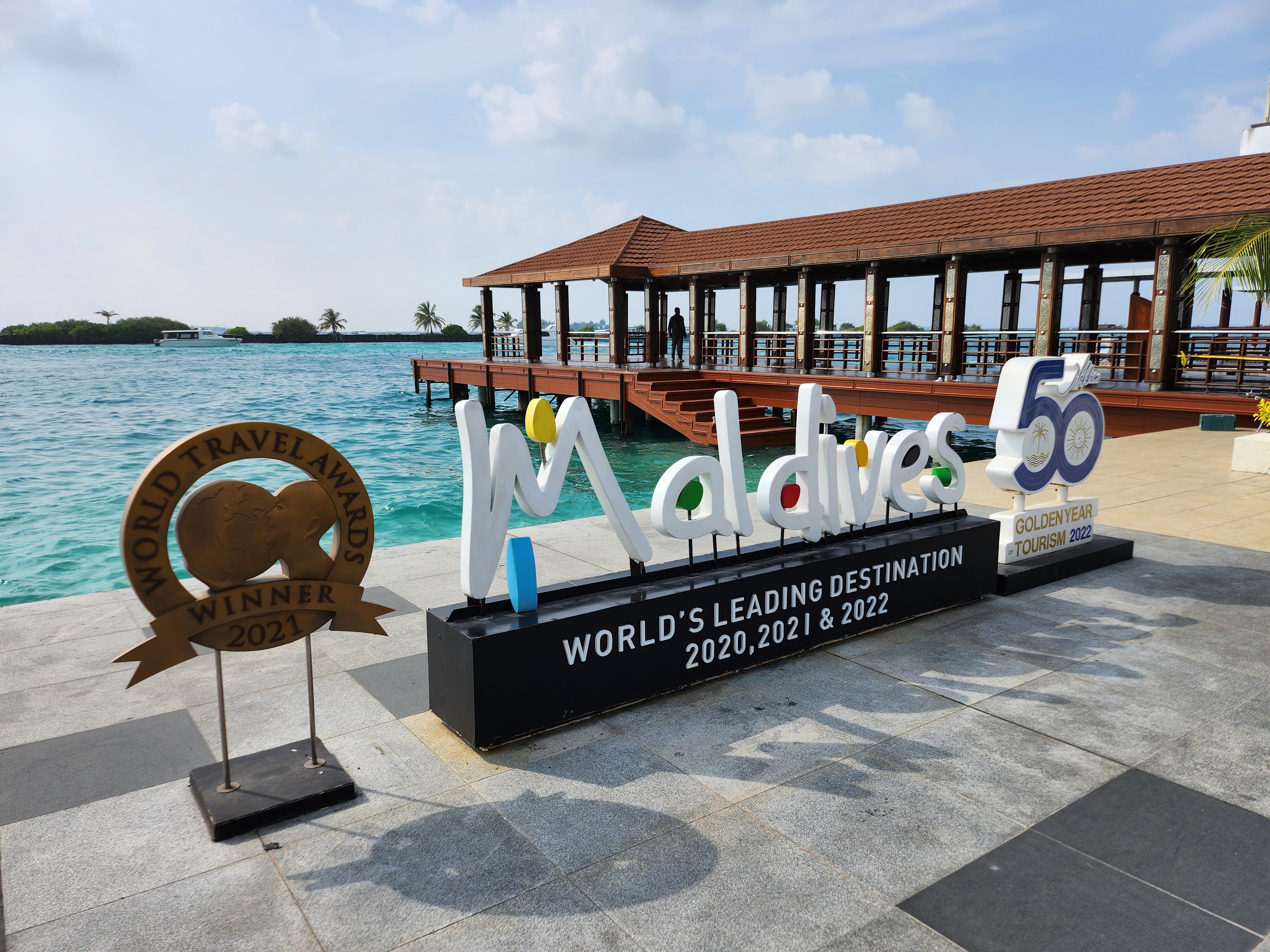 Papan nama di luar Bandar Udara Internasional Velana.