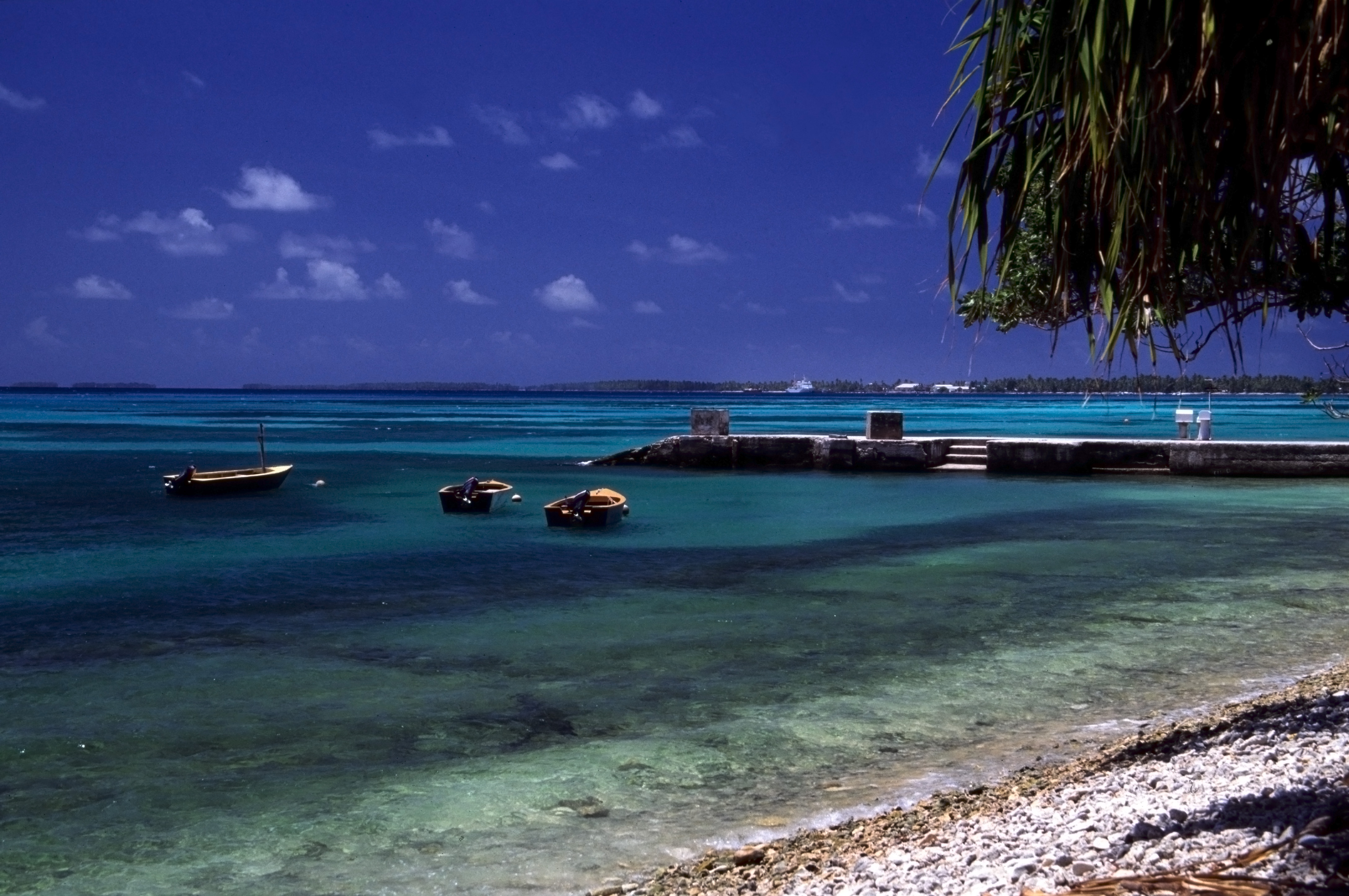 Sebuah dermaga dan pantai di atol Funafuti.