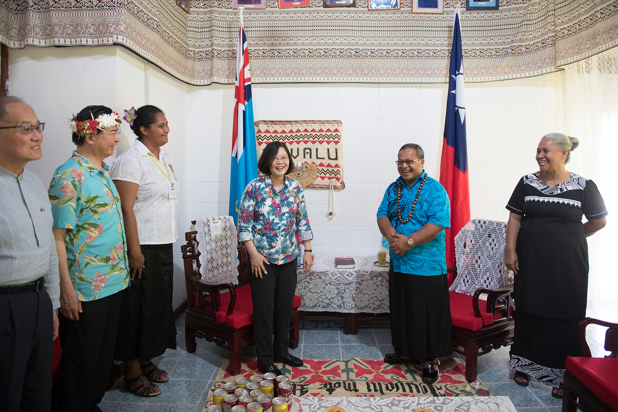 Presiden Taiwan Tsai Ing-wen melawat Gabenor Jeneral Tuvalu Iakoba Italeli pada November 2017.