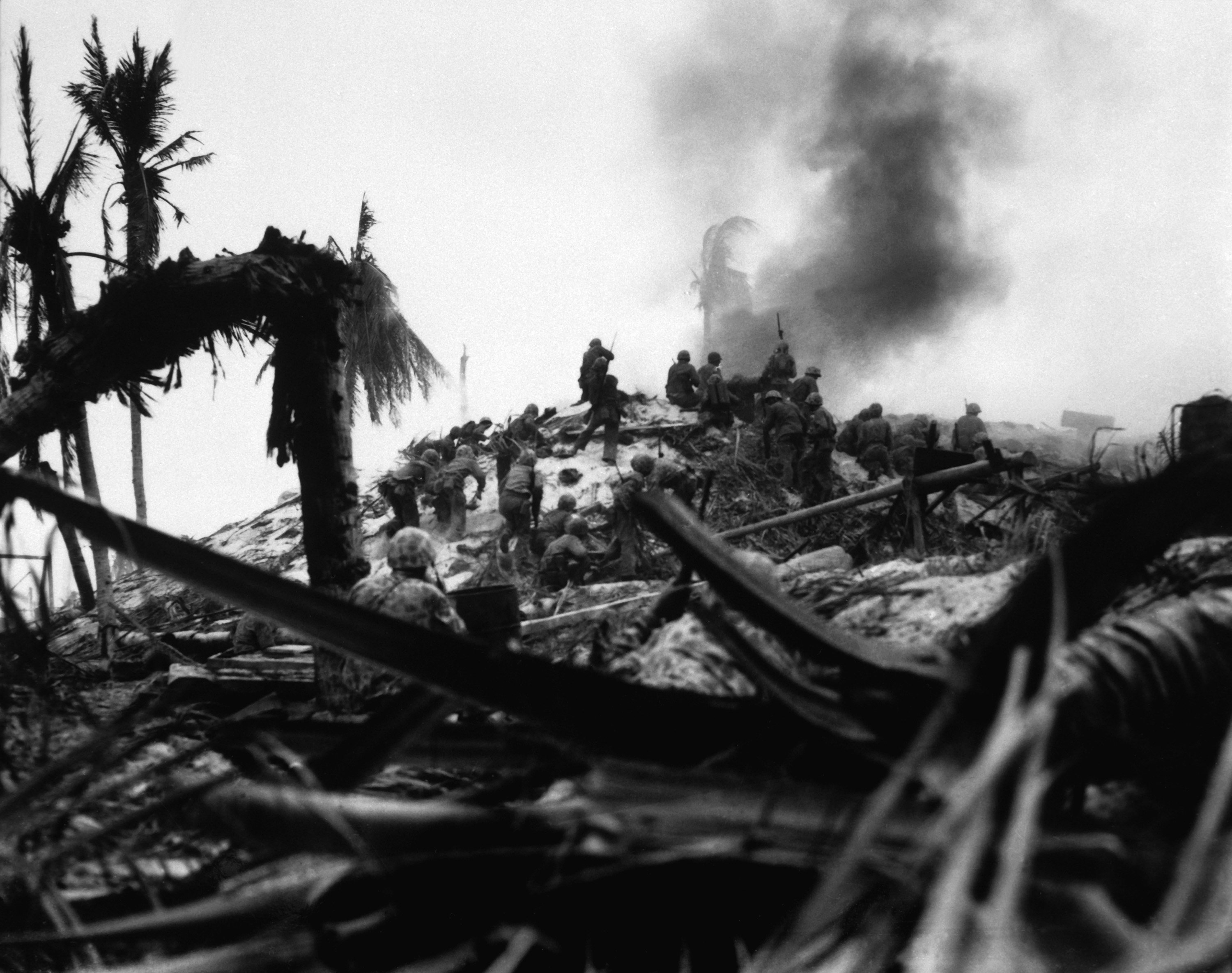 タラワの戦いで日本軍のトーチカを攻撃するアメリカ海兵隊(1943年11月)