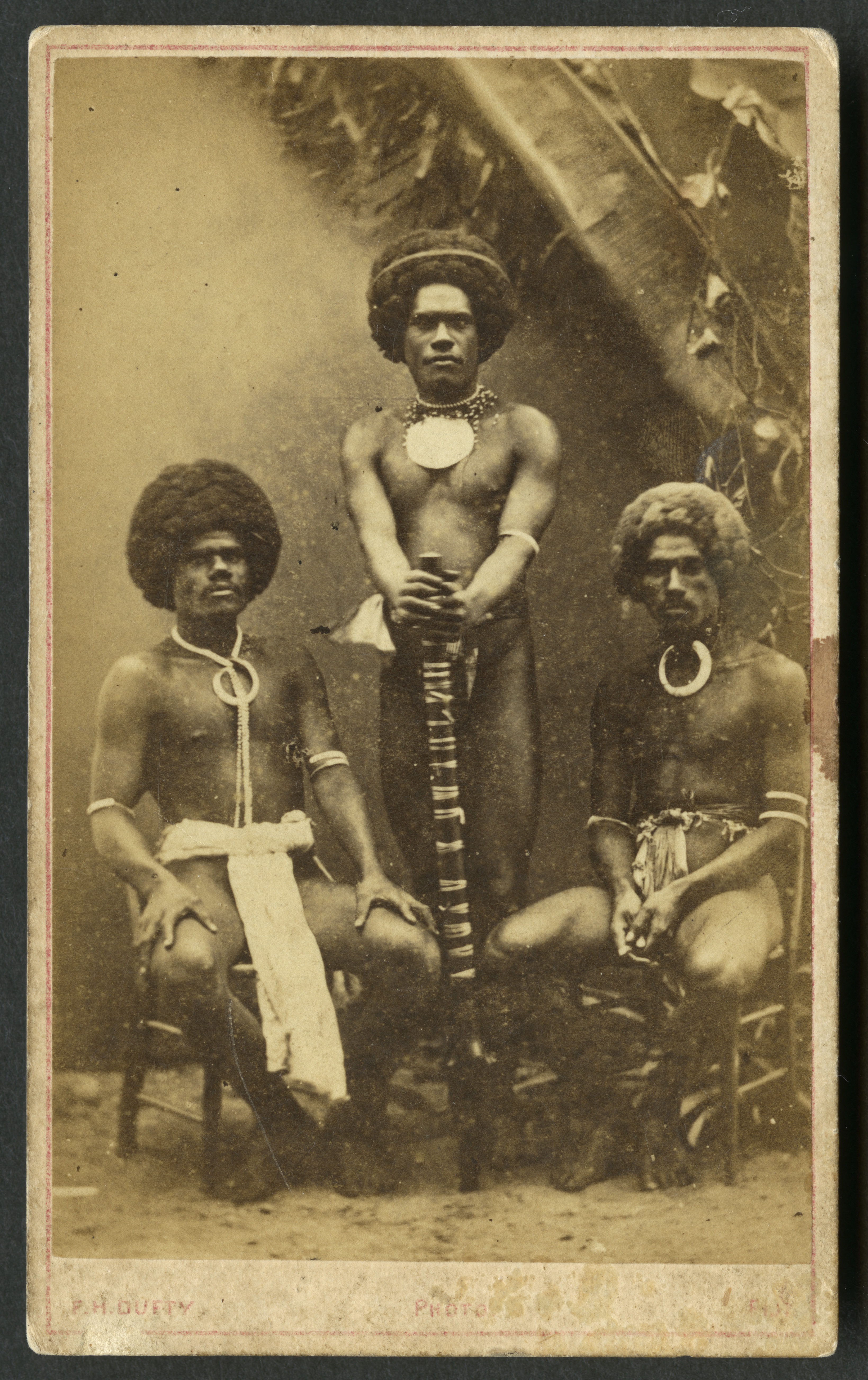 Tiga lelaki Kai Colo dalam pakaian tradisional Fiji