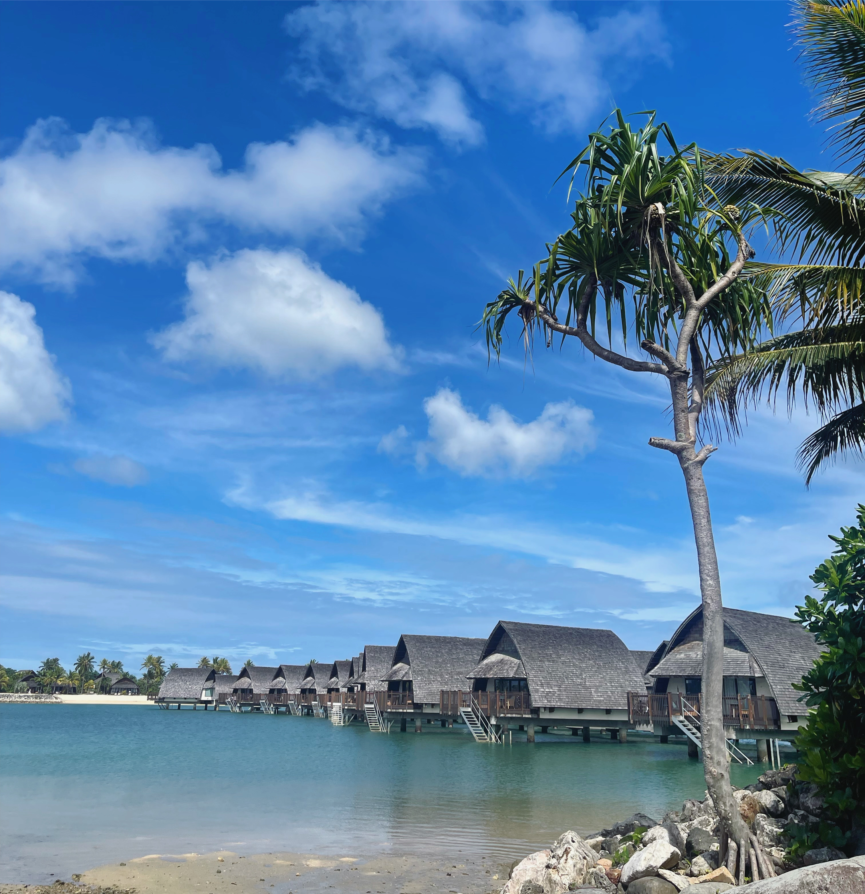 Pemandangan bure atas air yang terletak di Marriott Momi Bay, Fiji Barat