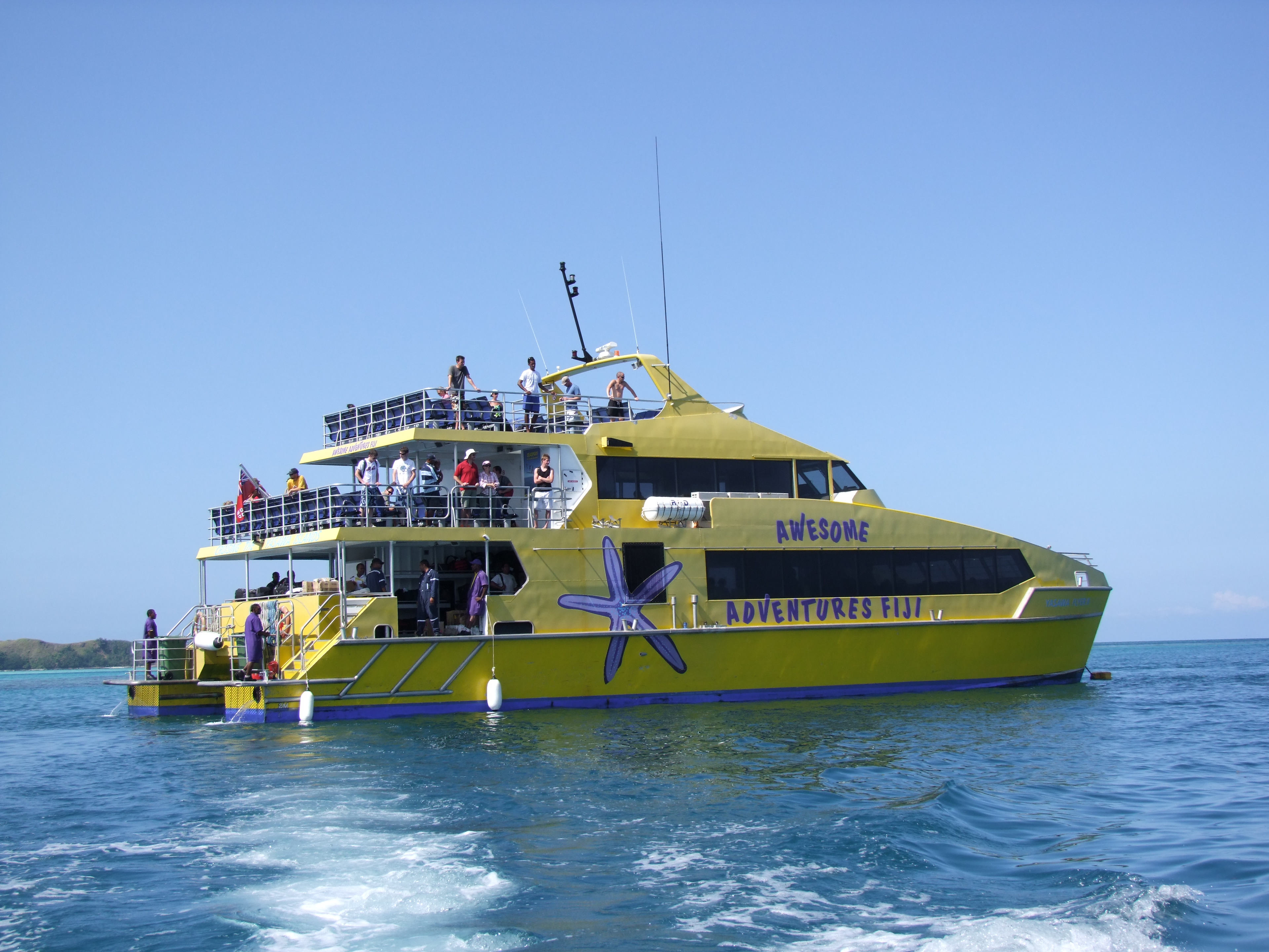 Feri Yasawa Flyer menghubungkan Pelabuhan Denarau berhampiran Nadi dengan Kepulauan Yasawa
