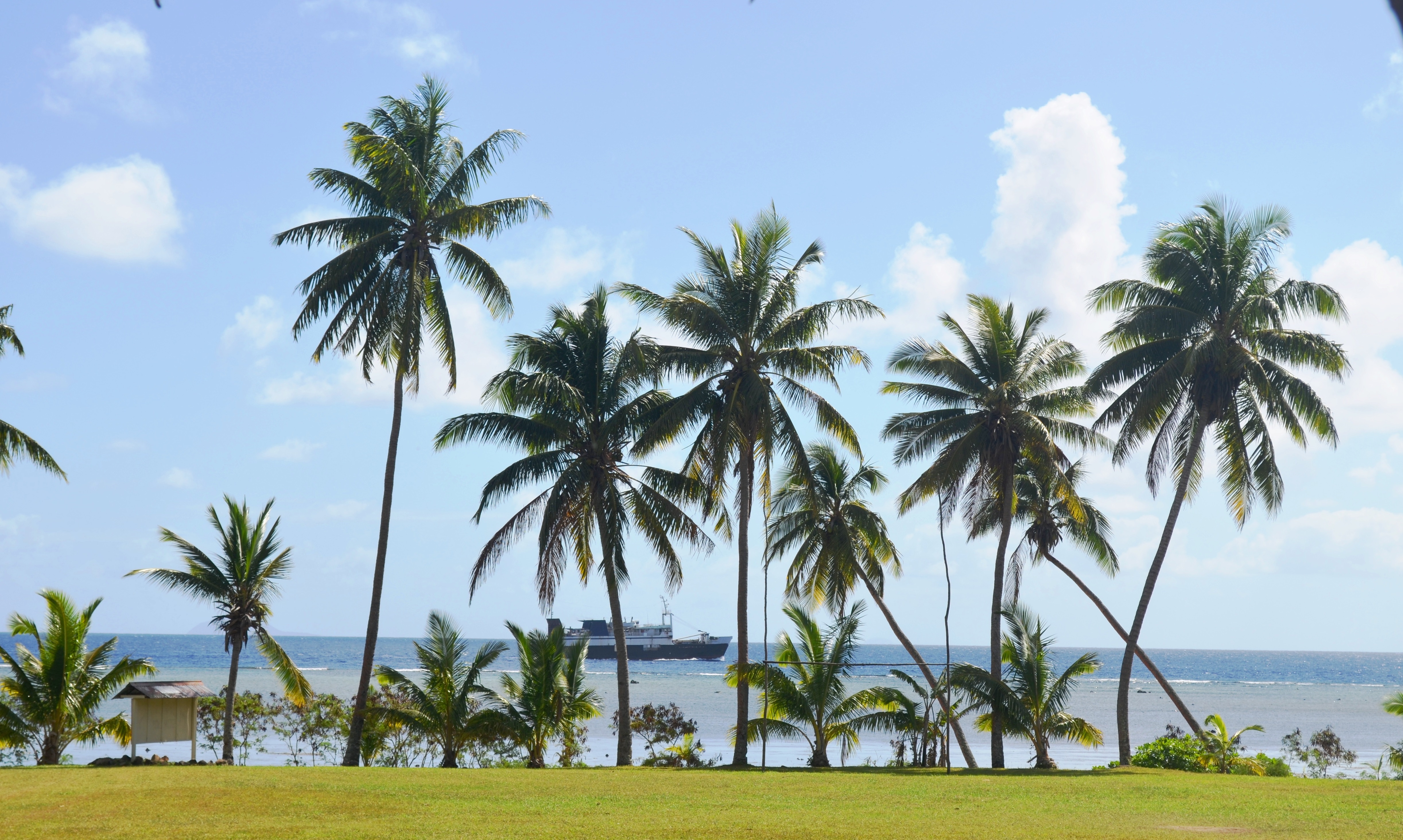 Sebuah kapal antara pulau belayar melepasi salah satu pulau di timur Fiji