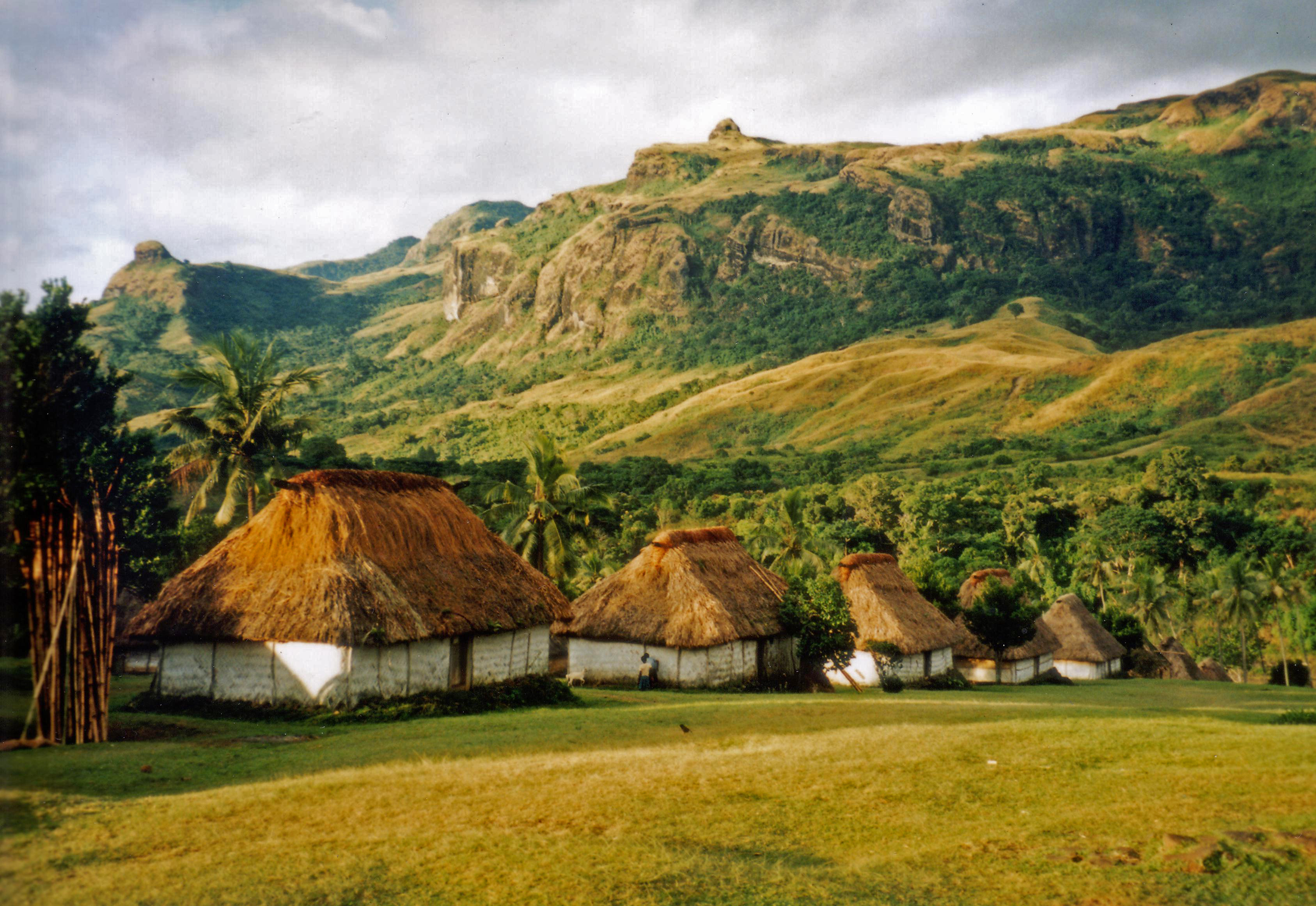 Beberapa bure (rumah satu bilik Fiji) di kampung Navala di Tanah Tinggi Nausori