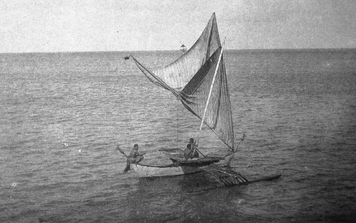 Orang Marshall belayar, dengan layar brailed (dikecilkan), sekitar 1899-1900
