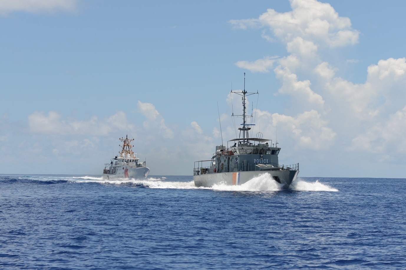 Kapal peronda USCGC Oliver Berry dan RMIS Lomor semasa rondaan bersama