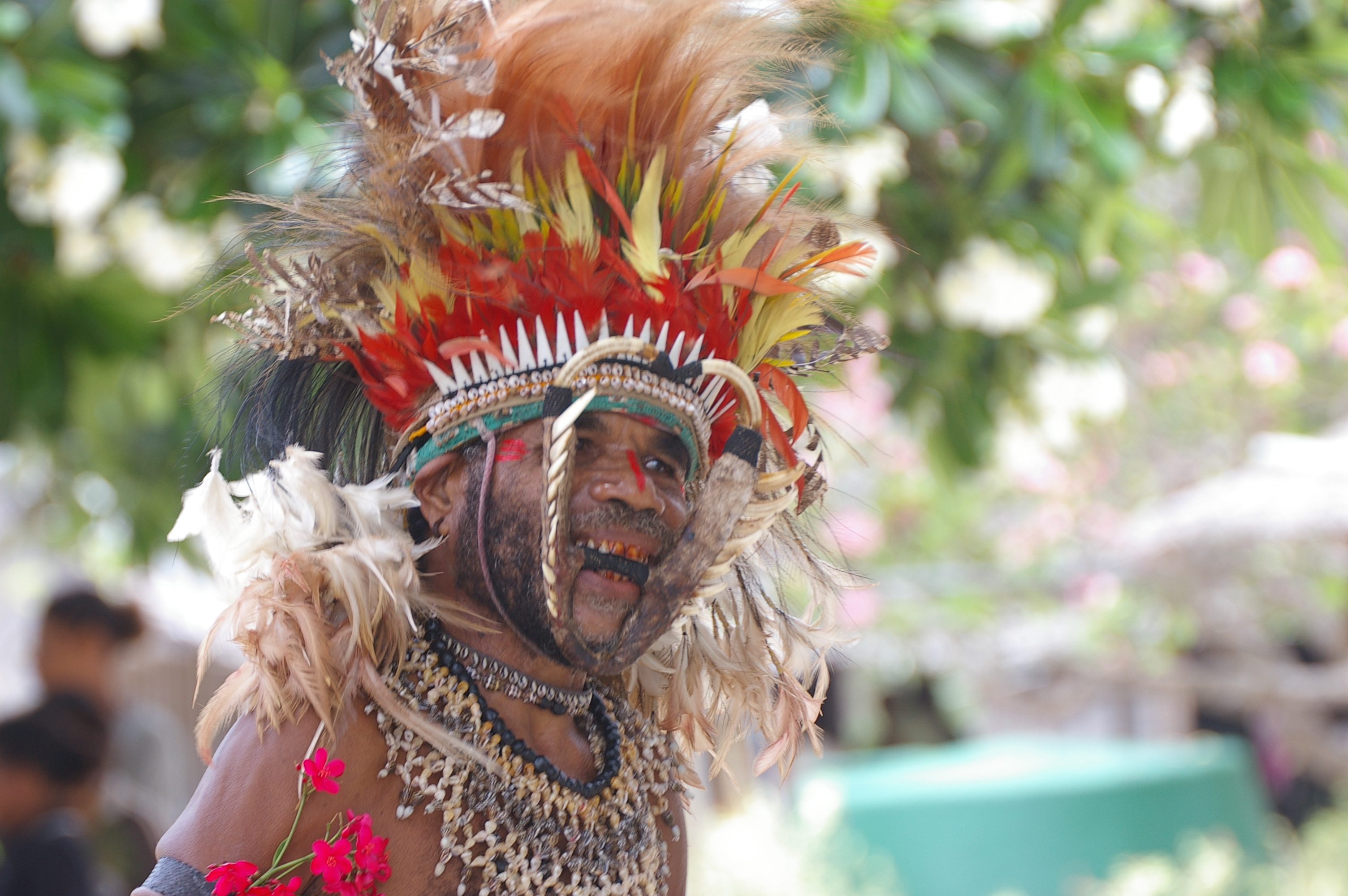 Một cư dân của Boga-Boga, một ngôi làng trên bờ biển phía đông nam của đất liền Papua New Guinea