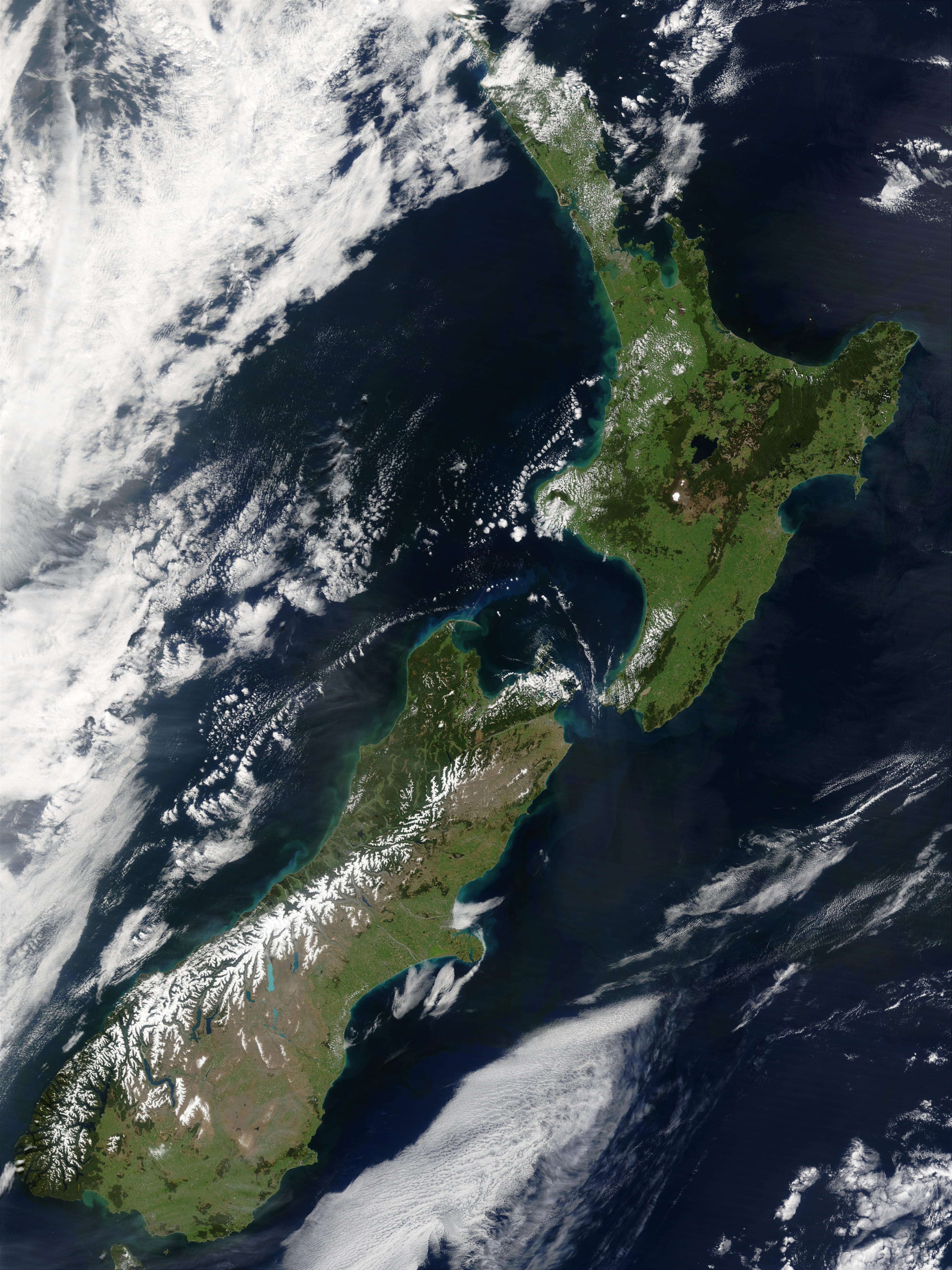 Alp Selatan yang dilitupi salji mendominasi Pulau Selatan, manakala Semenanjung Northland di Pulau Utara menganjur ke arah subtropika.