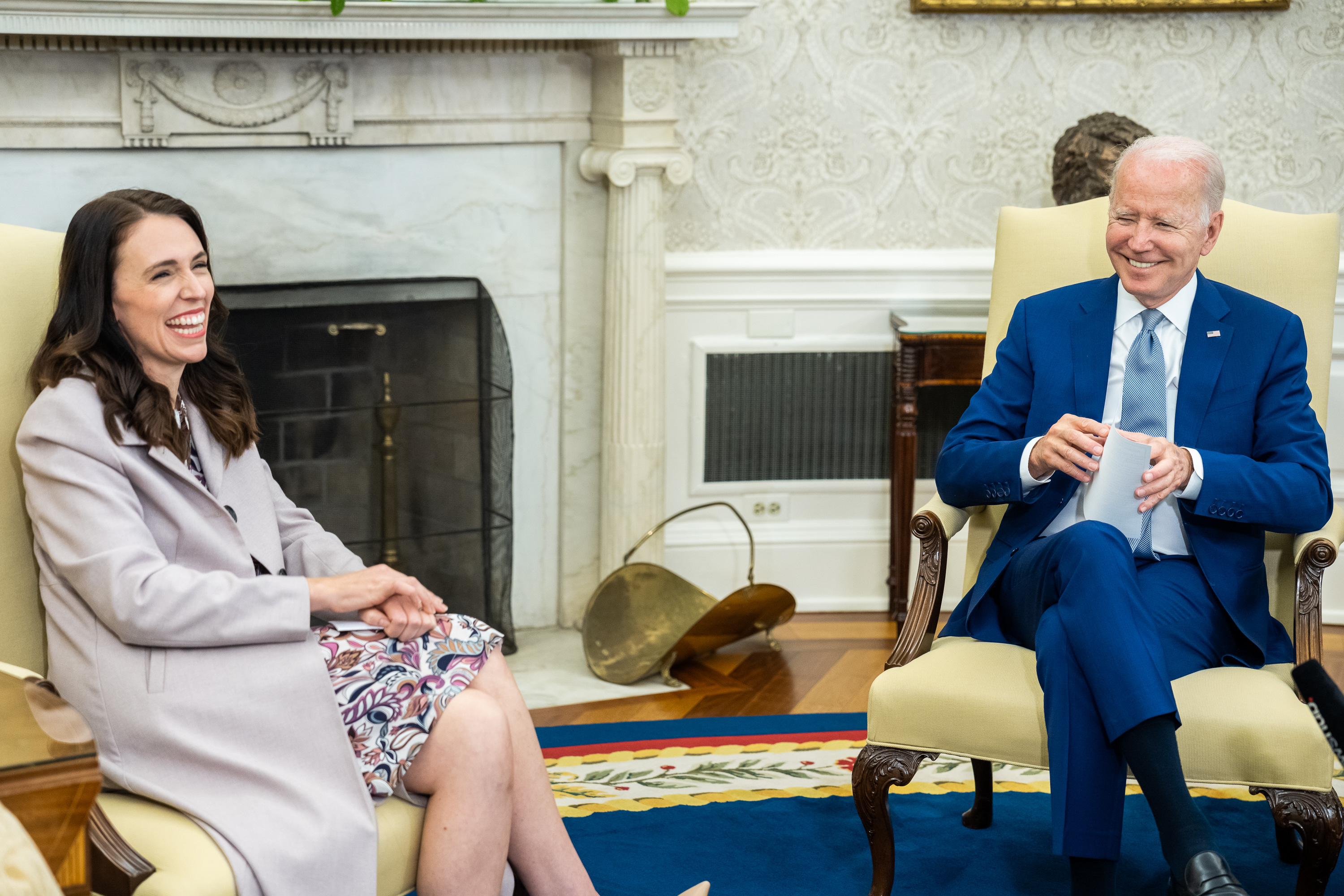 Mantan Perdana Menteri Selandia Baru Jacinda Ardern bersama Presiden AS Joe Biden di Ruang Oval, 2022