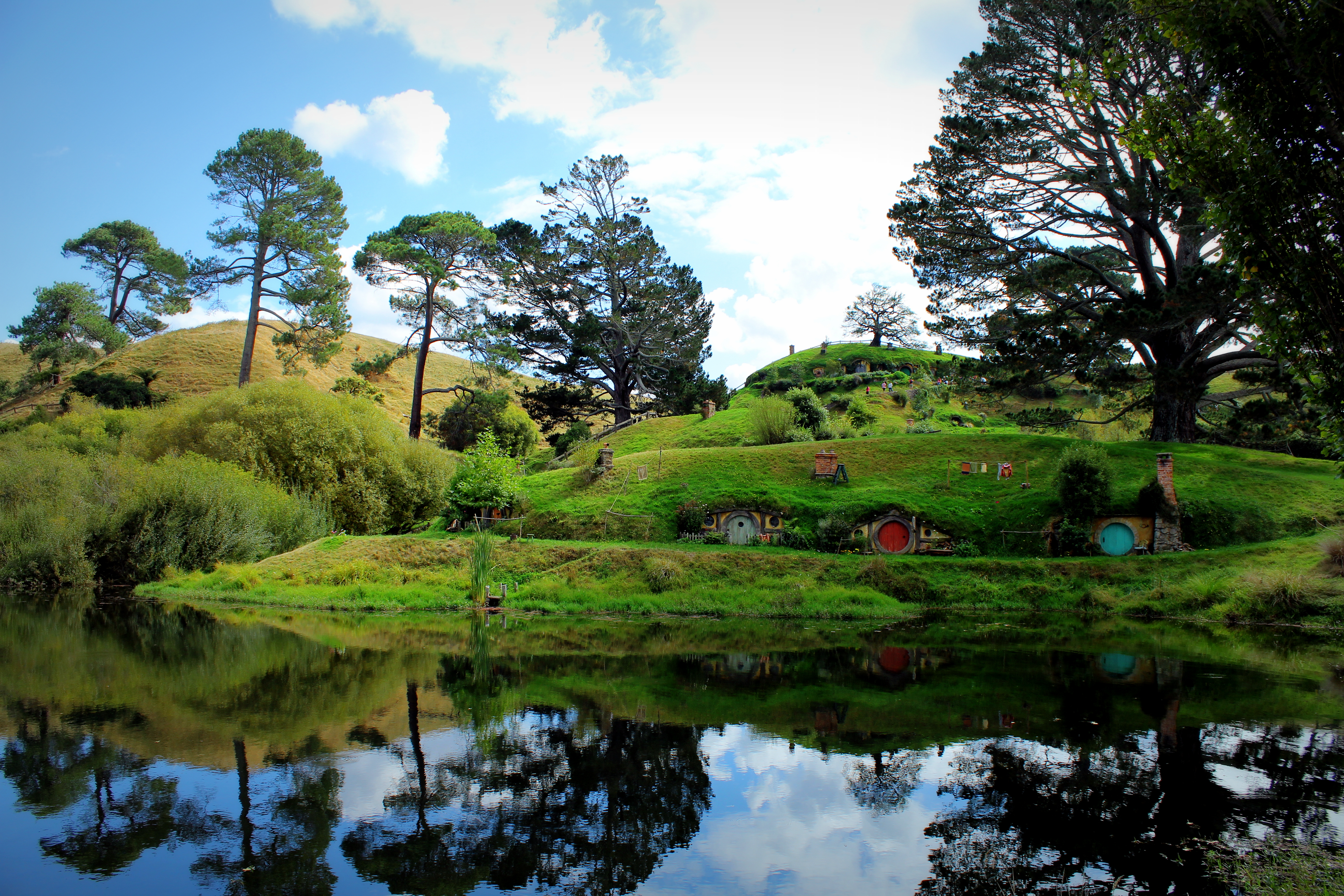 Set Film Hobbiton, yang terletak di dekat Matamata, digunakan untuk trilogi film The Lord of the Rings.
