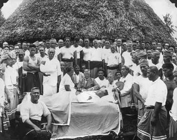 Para ketua dari seluruh Samoa berkabung atas kematian pemimpin Gerakan Mau, Tupua Tamesese Lealofi III pada tahun 1929, selepas pembunuhan 'Sabtu Hitam' oleh askar NZ.