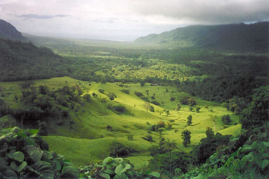 Pemandangan Lembah Falefa dari Le Mafa Pass, timur Upolu