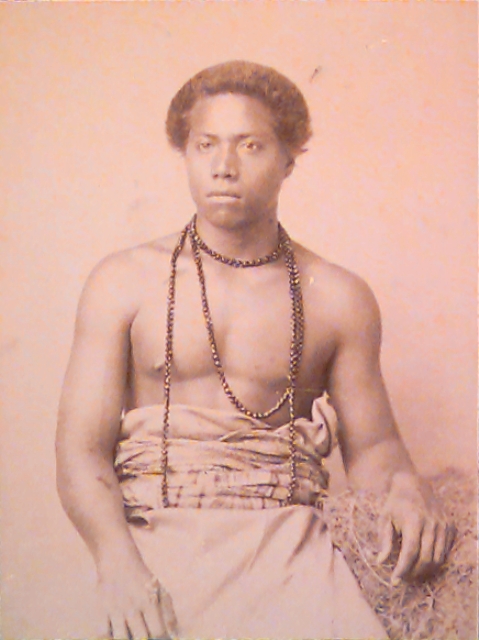 Seorang lelaki muda memakai 'ie togaBahasa Samoa