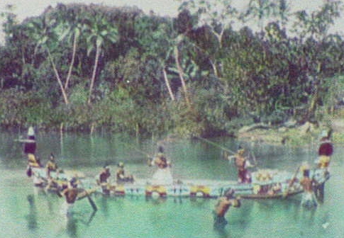 Pahlawan Kepulauan Solomon, bersenjatakan lembing, di atas kanu perang berhias (1895)