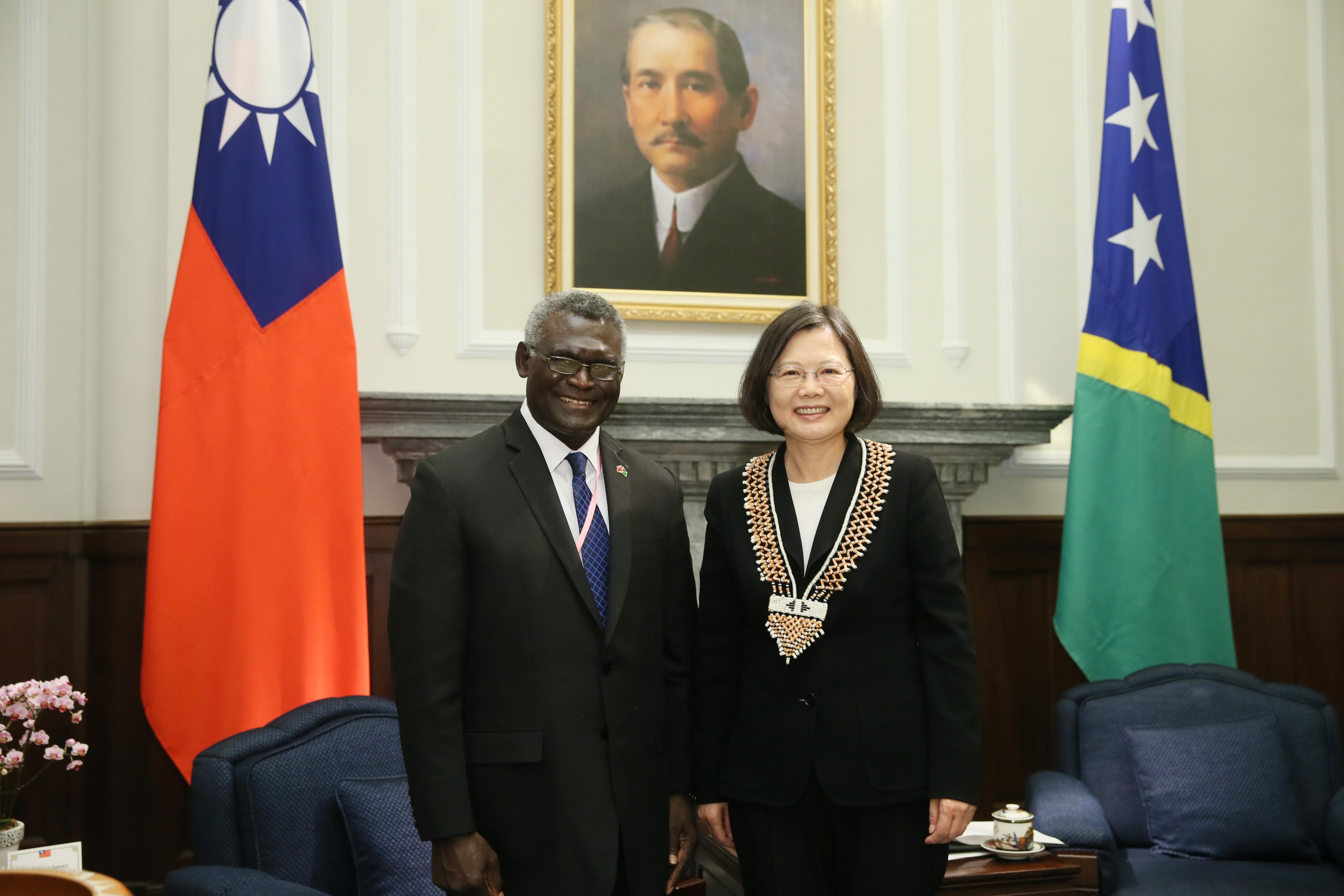 Perdana Menteri Kepulauan Solomon Manasseh Sogavare bertemu dengan Presiden Taiwan Tsai Ing-wen, Julai 2016.