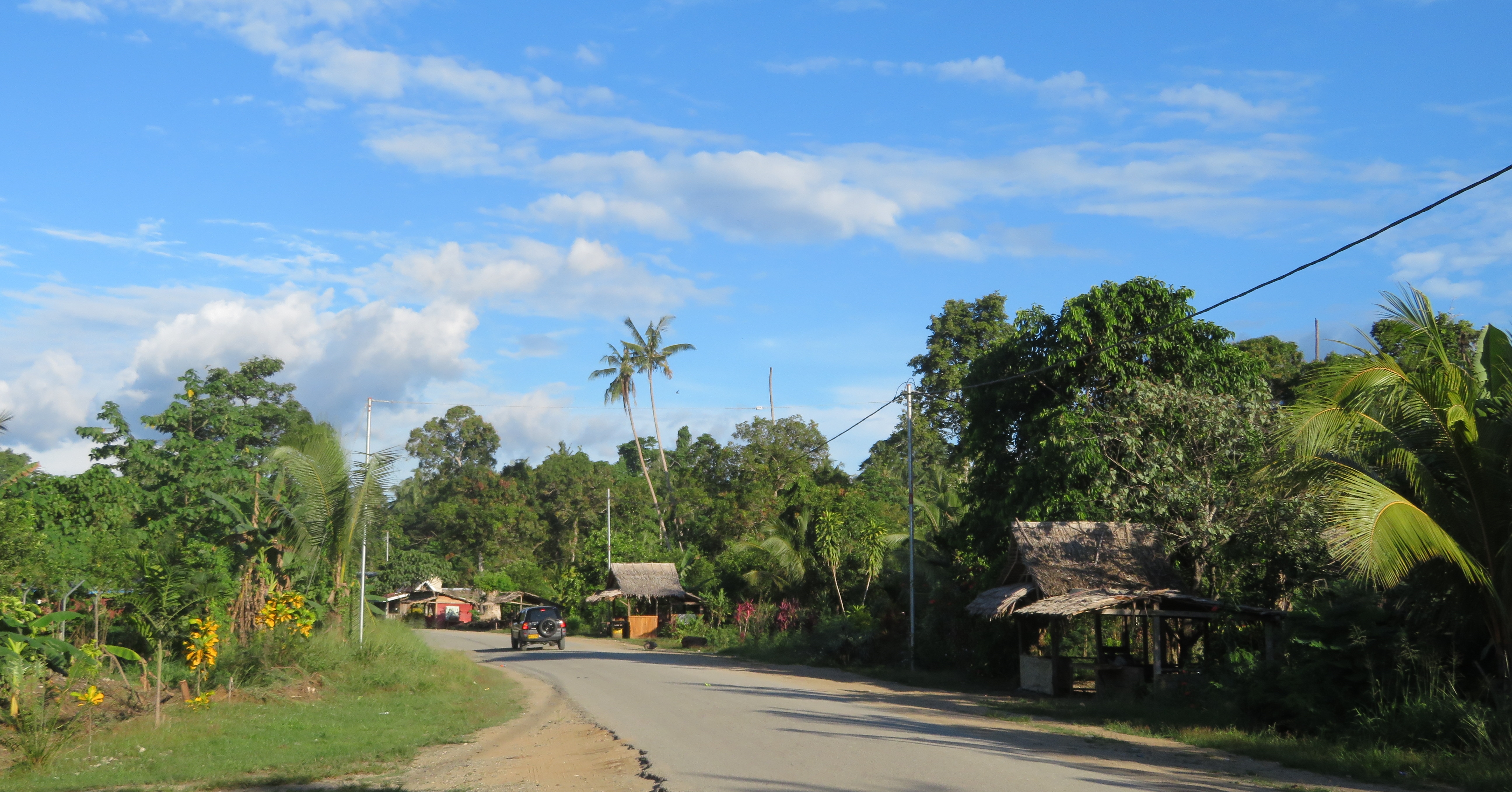 Salah satu jalan paling penting di pantai utara Guadalcanal di Tamboko