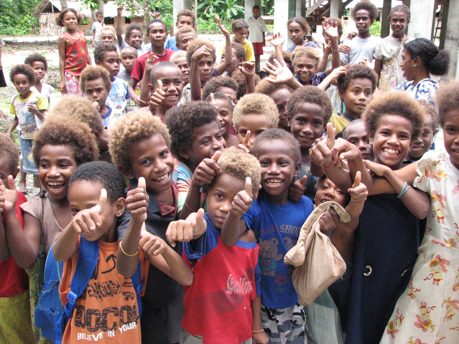 Kanak-kanak di sekolah di kampung Tuo, Fenualoa
