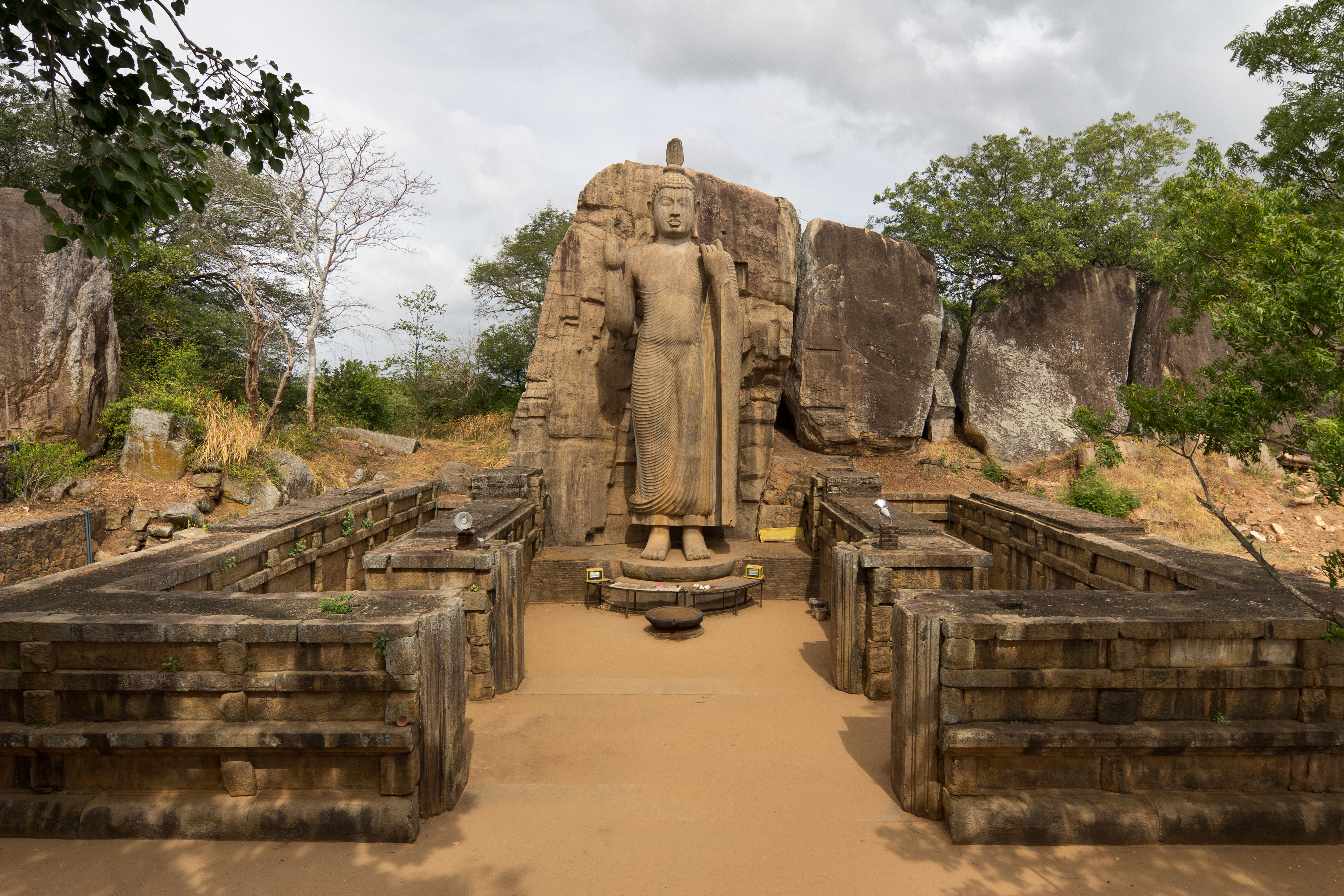 Patung Buddha Aukana, patung Buddha berdiri setinggi 12 m dari masa pemerintahan Dhatusena dari Anuradhapura, abad ke-5.