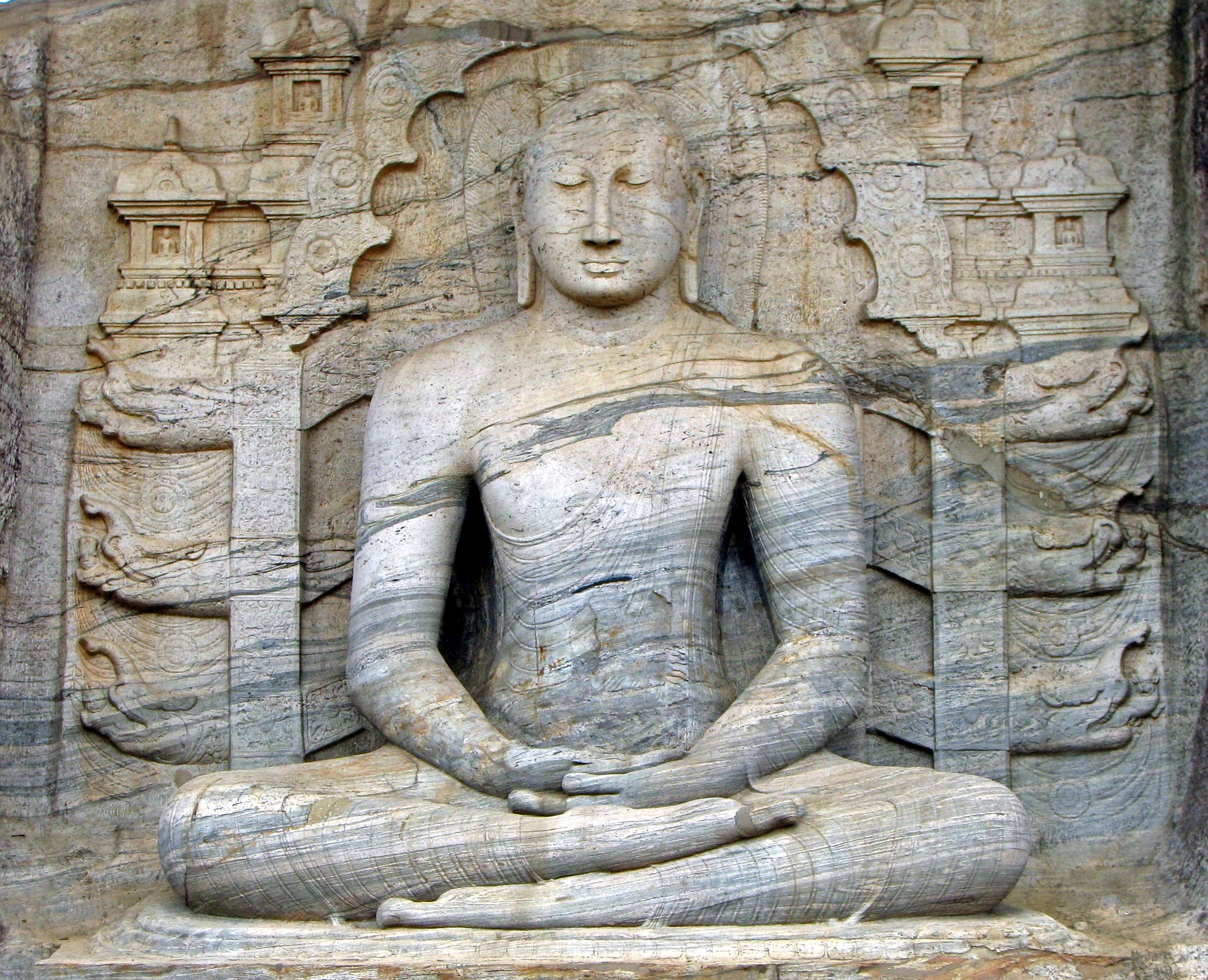 Gambar duduk Gal Vihara di Polonnaruwa, abad ke-12, yang menggambarkan Dhyana mudra, menunjukkan tanda-tanda pengaruh Mahayana.