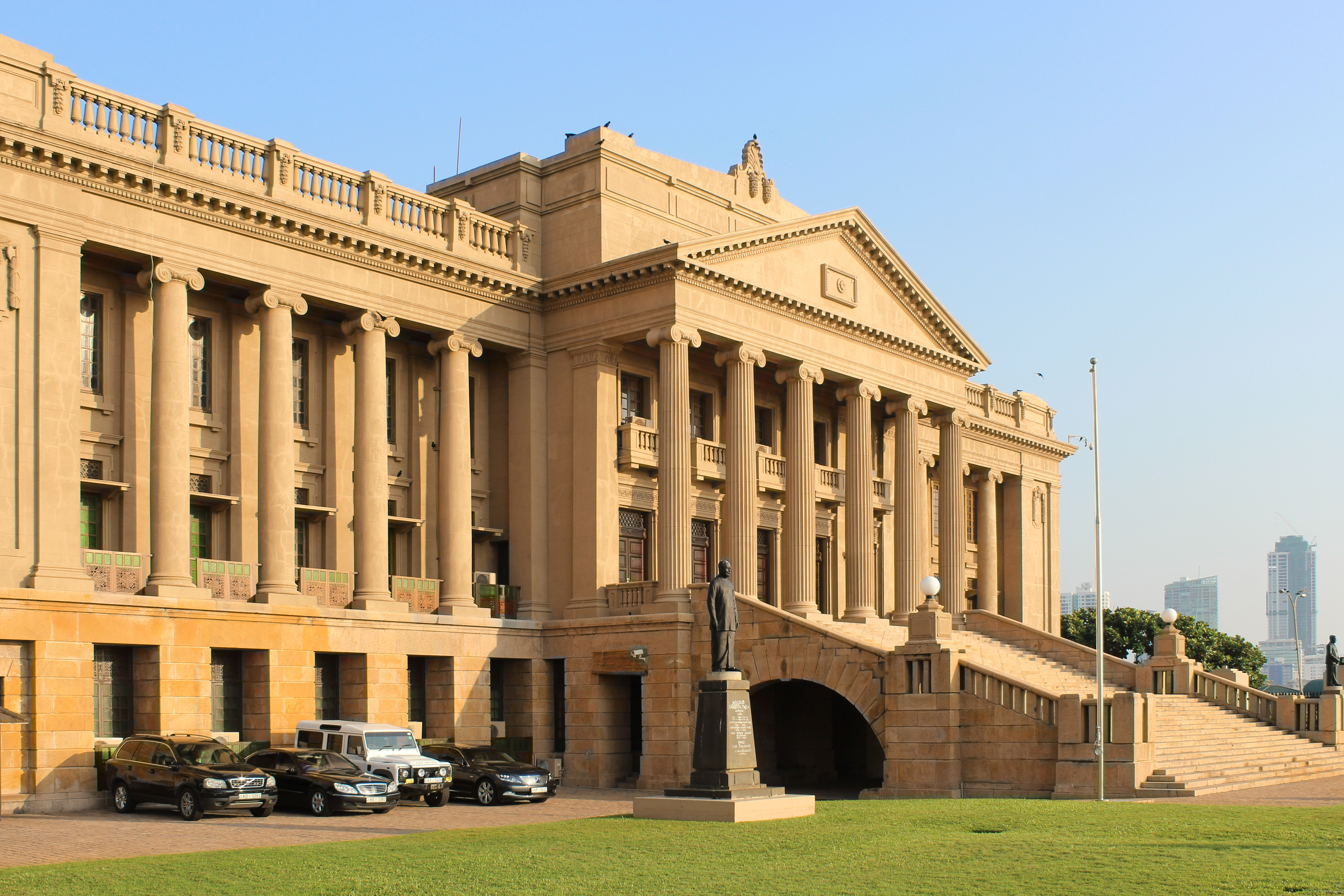 Gedung Parlemen Sri Lanka lama, dekat Galle Face Green di Kolombo. Sekarang berfungsi sebagai markas besar Sekretariat Presiden.