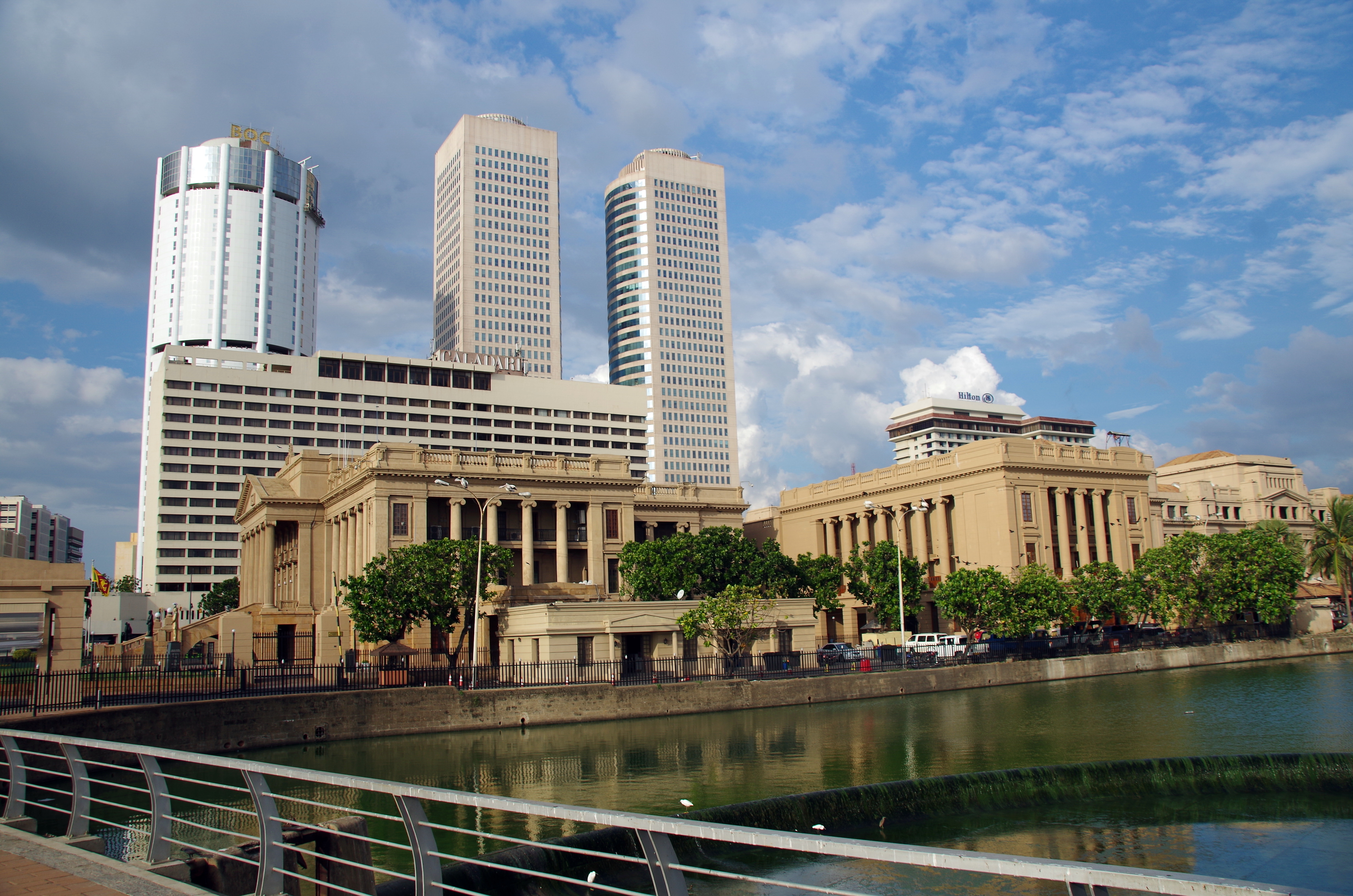 World Trade Center di Kolombo. Sekretariat Presiden, Bank of Ceylon, dan Galadari Hotel juga terlihat dalam gambar.