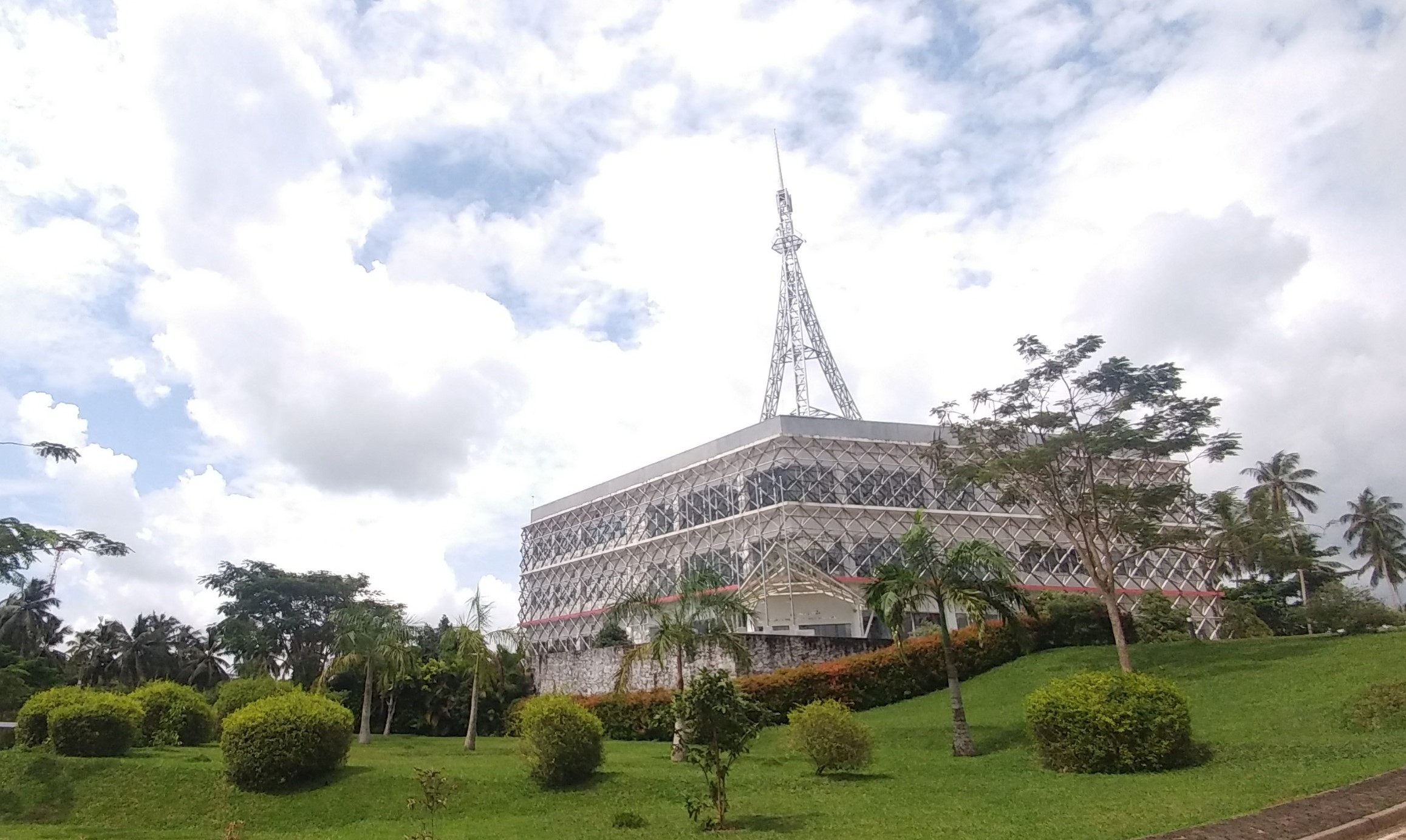 Institut Nanoteknologi Sri Lanka adalah lembaga penelitian yang berspesialisasi dalam bidang nanoteknologi.