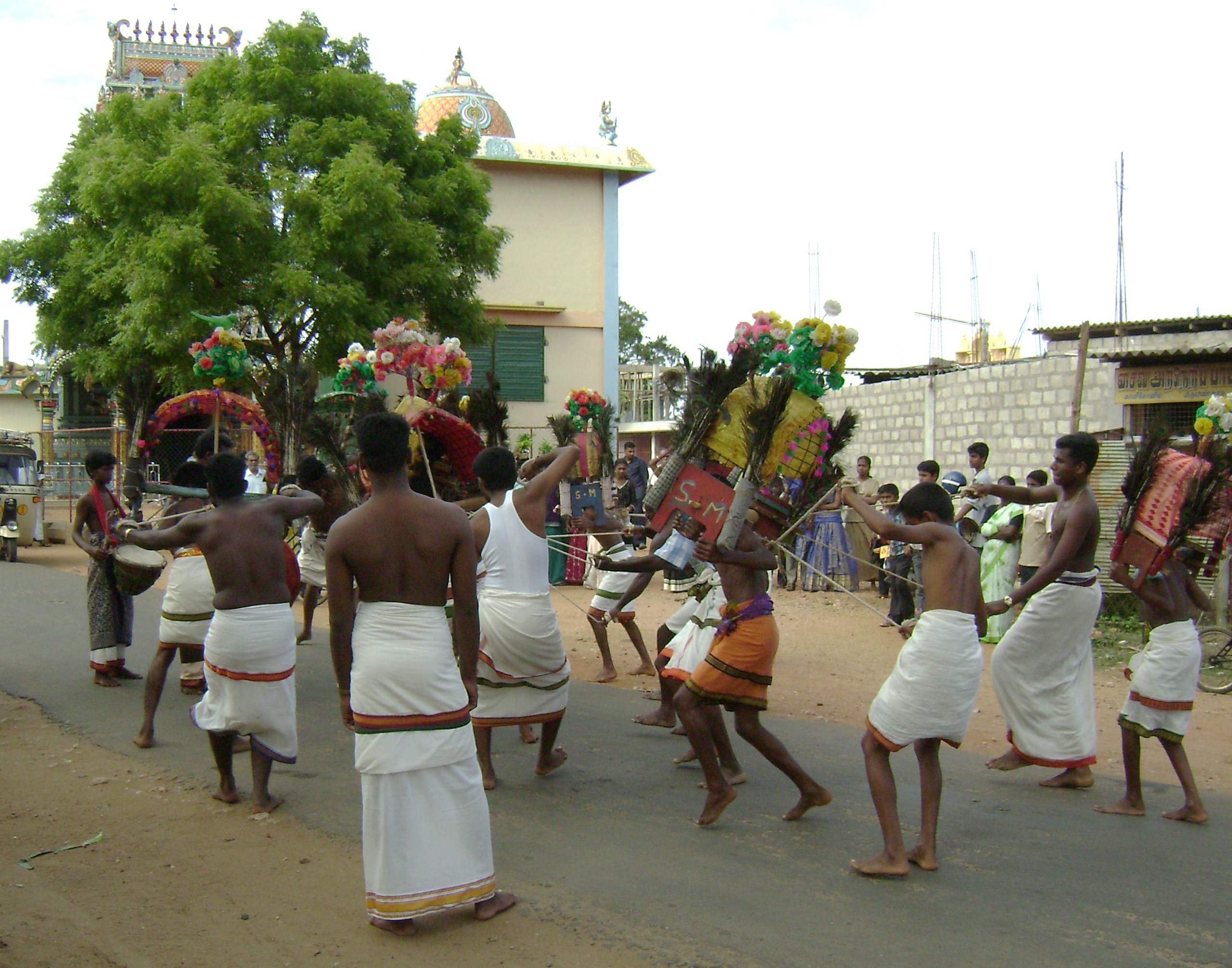 Umat Hindu melakukan Kavadi di sebuah kuil di Vavuniya.