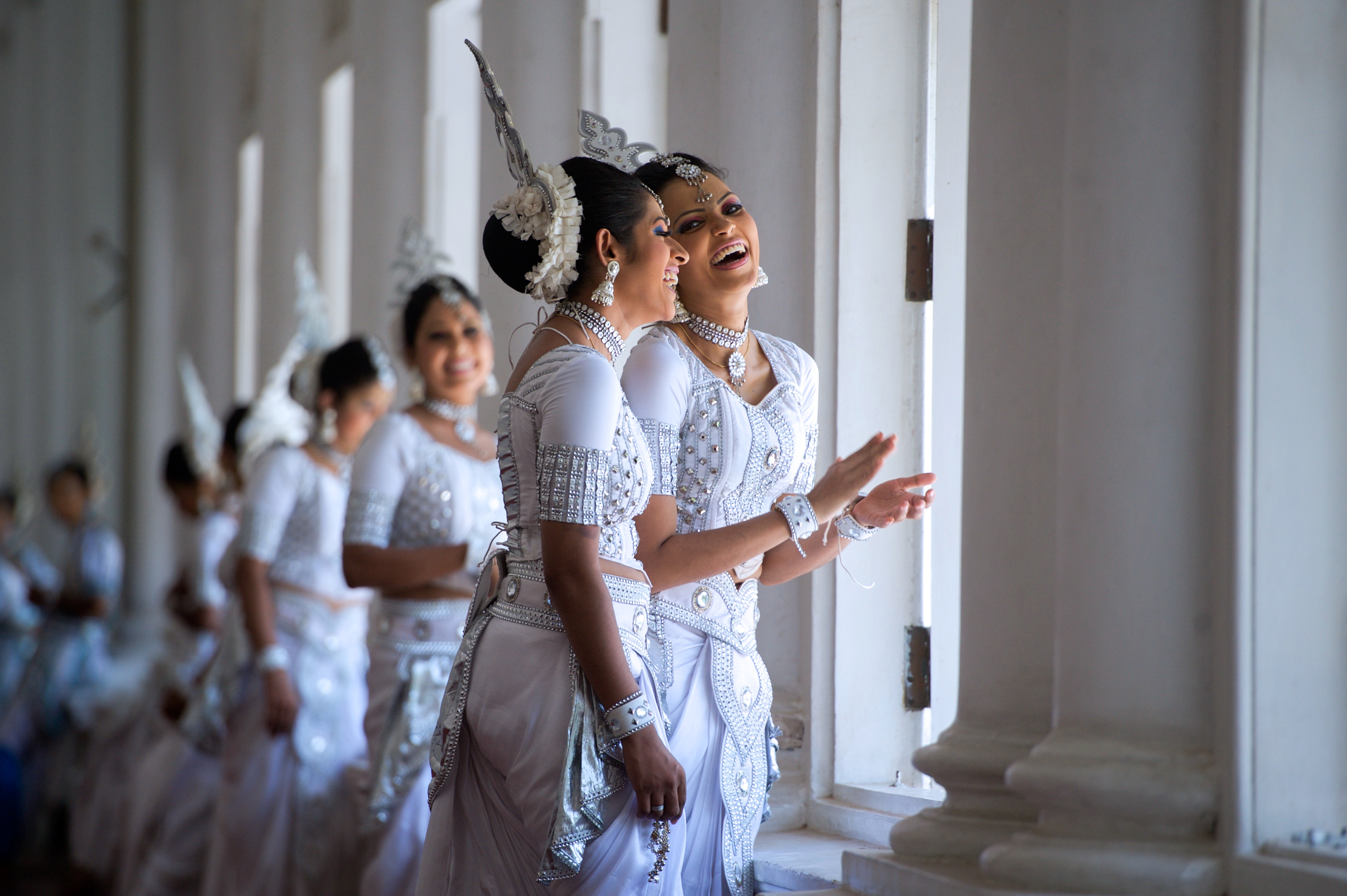 Penari wanita dalam pakaian tradisional Kandy.