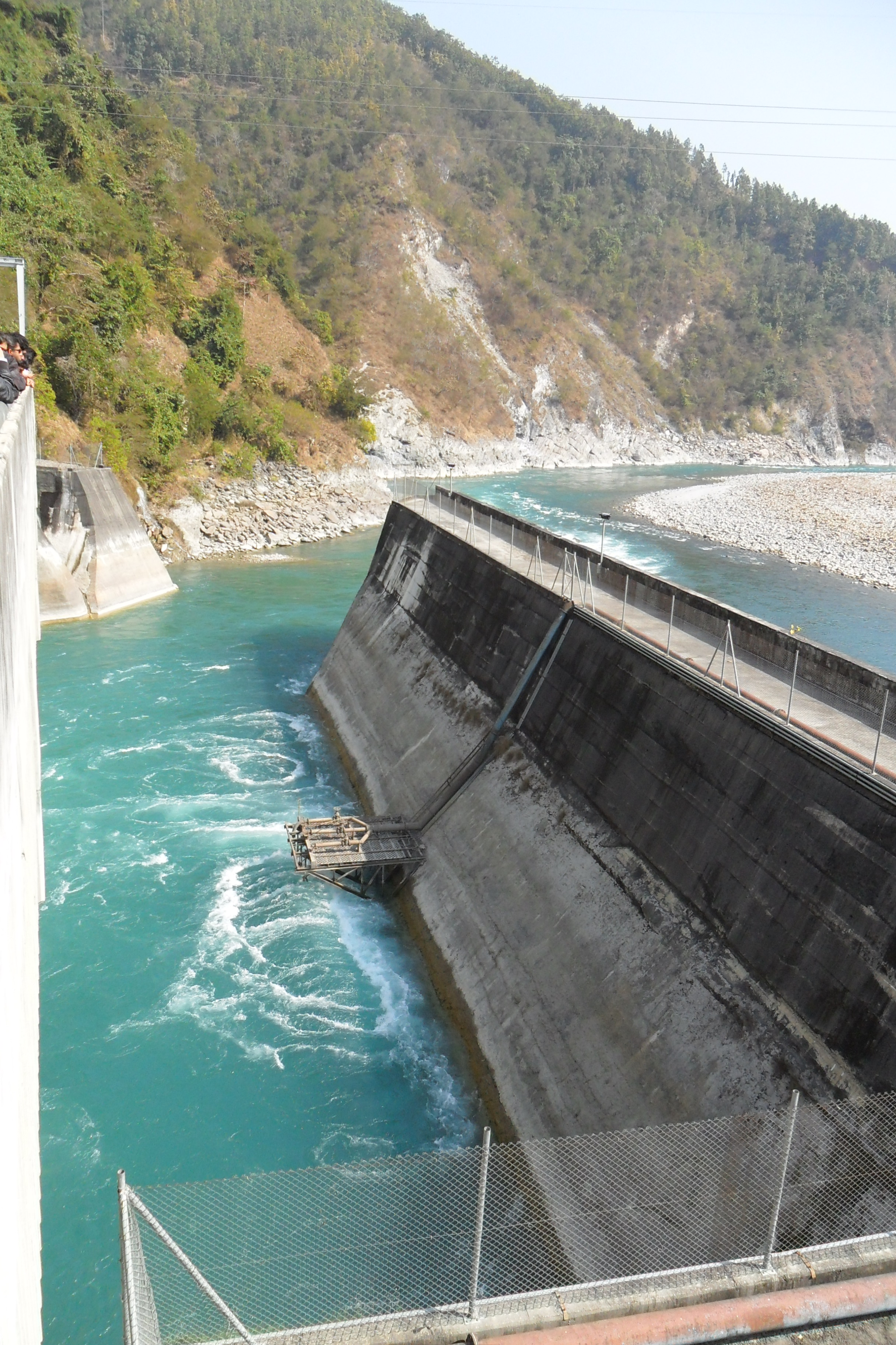 เขื่อนไฟฟ้าพลังน้ำมัธยมรรษยางทิ เนปาลมีศักยภาพสูงในการผลิตไฟฟ้าพลังน้ำ ซึ่งวางแผนจะส่งออกไปยังประเทศต่างๆ ในเอเชียใต้