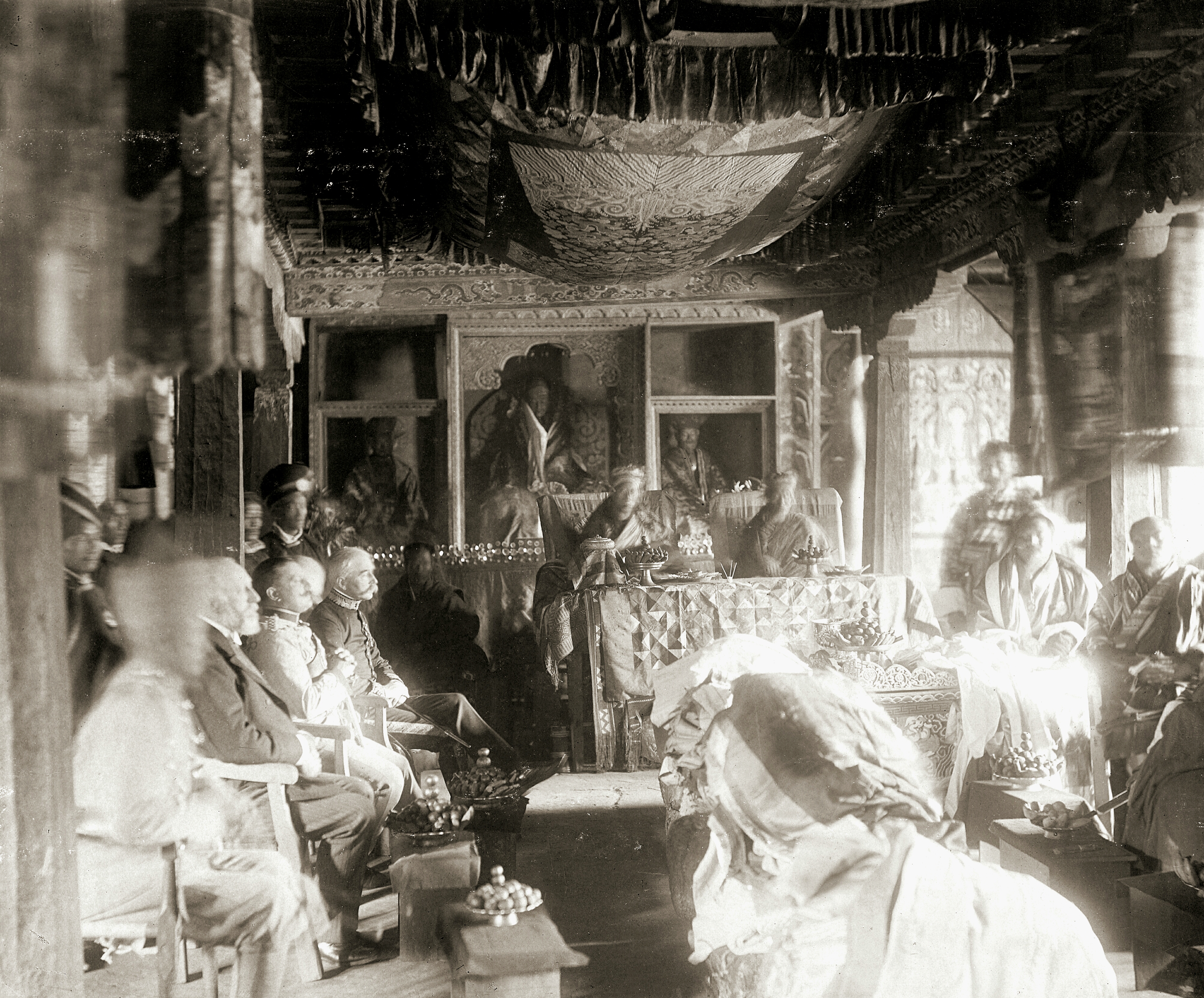 Utusan Inggris di istana kerajaan Bhutan pada tahun 1905
