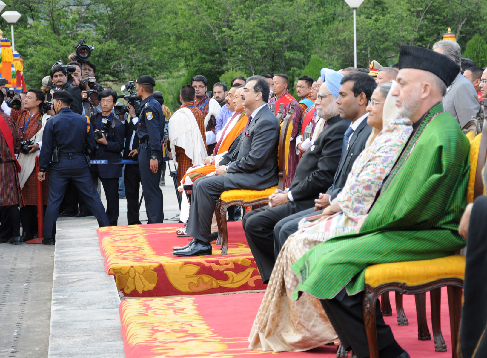 Para pemimpin Afghanistan, Bhutan, Bangladesh, India, Pakistan, Sri Lanka, Maladewa, dan Nepal pada KTT SAARC ke-16 di Thimphu, 2010