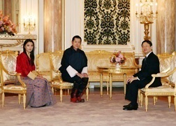 Raja Jigme Khesar Namgyel Wangchuck dan Ratu Permaisuri Jetsun Pema dari Bhutan bersama Naruhito dari Jepang