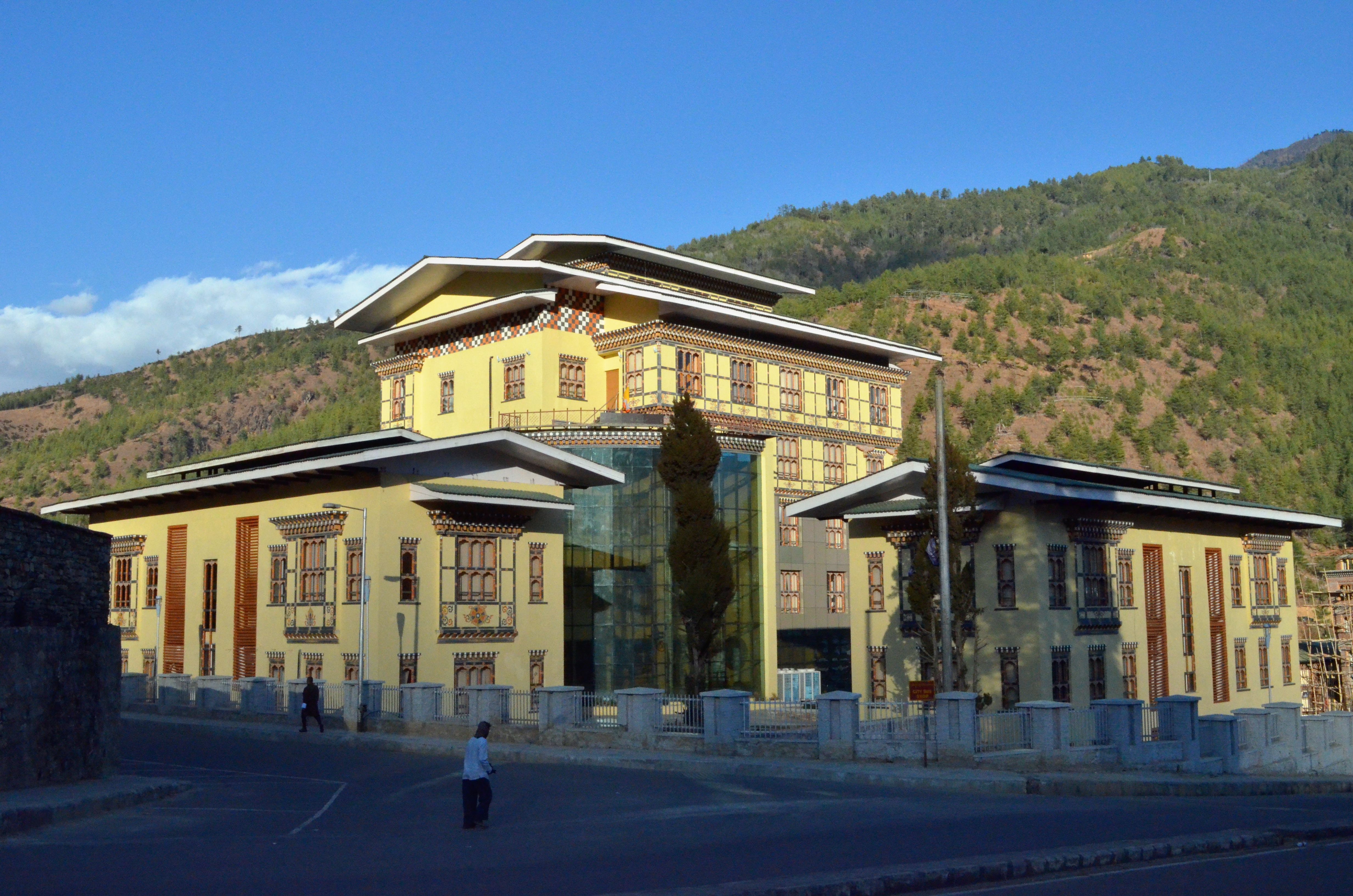 Kantor pusat Bhutan Power Corporation di Thimphu. Ekspor utama Bhutan adalah tenaga air.