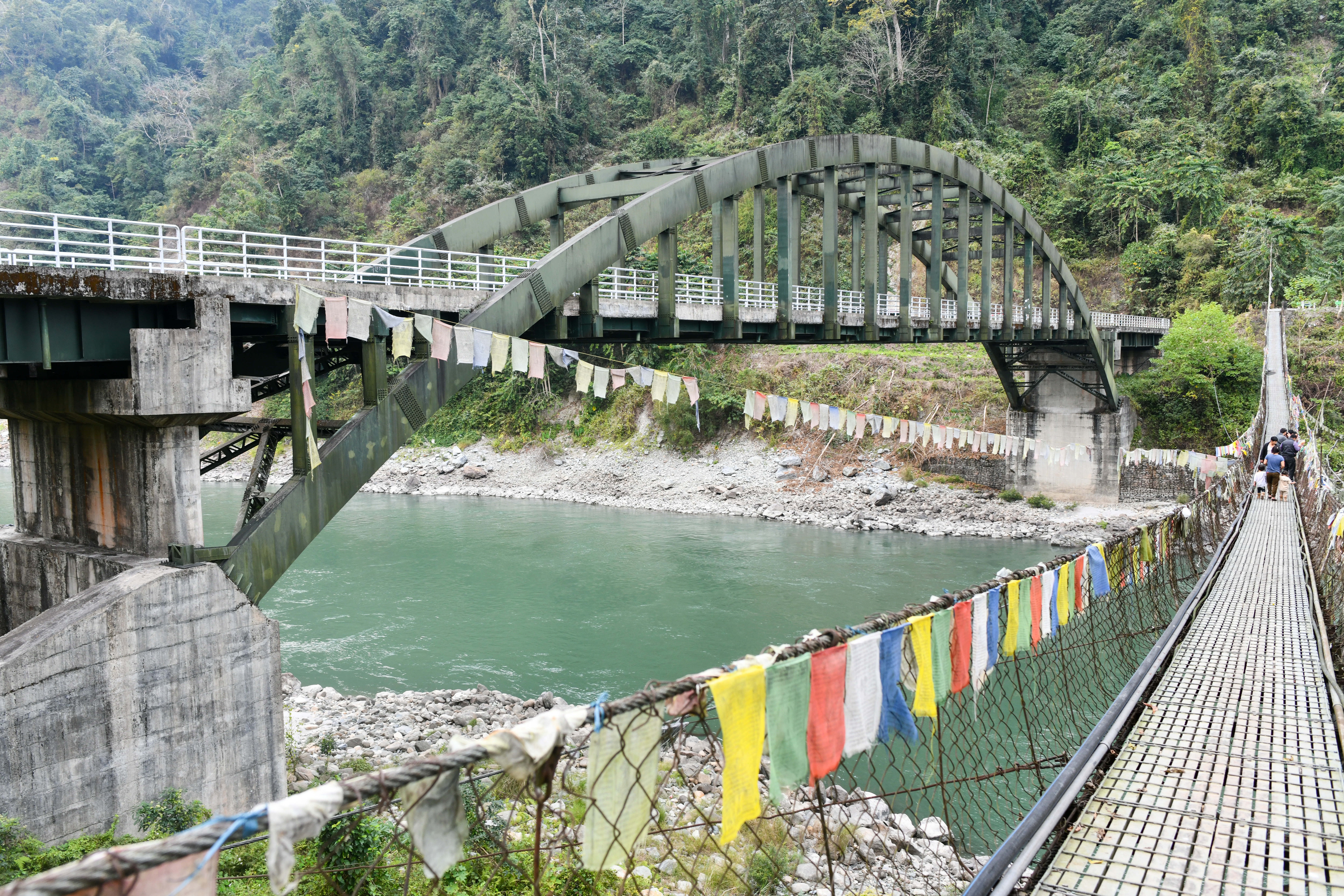 Jembatan modern dan tradisional di atas sungai di Panbang
