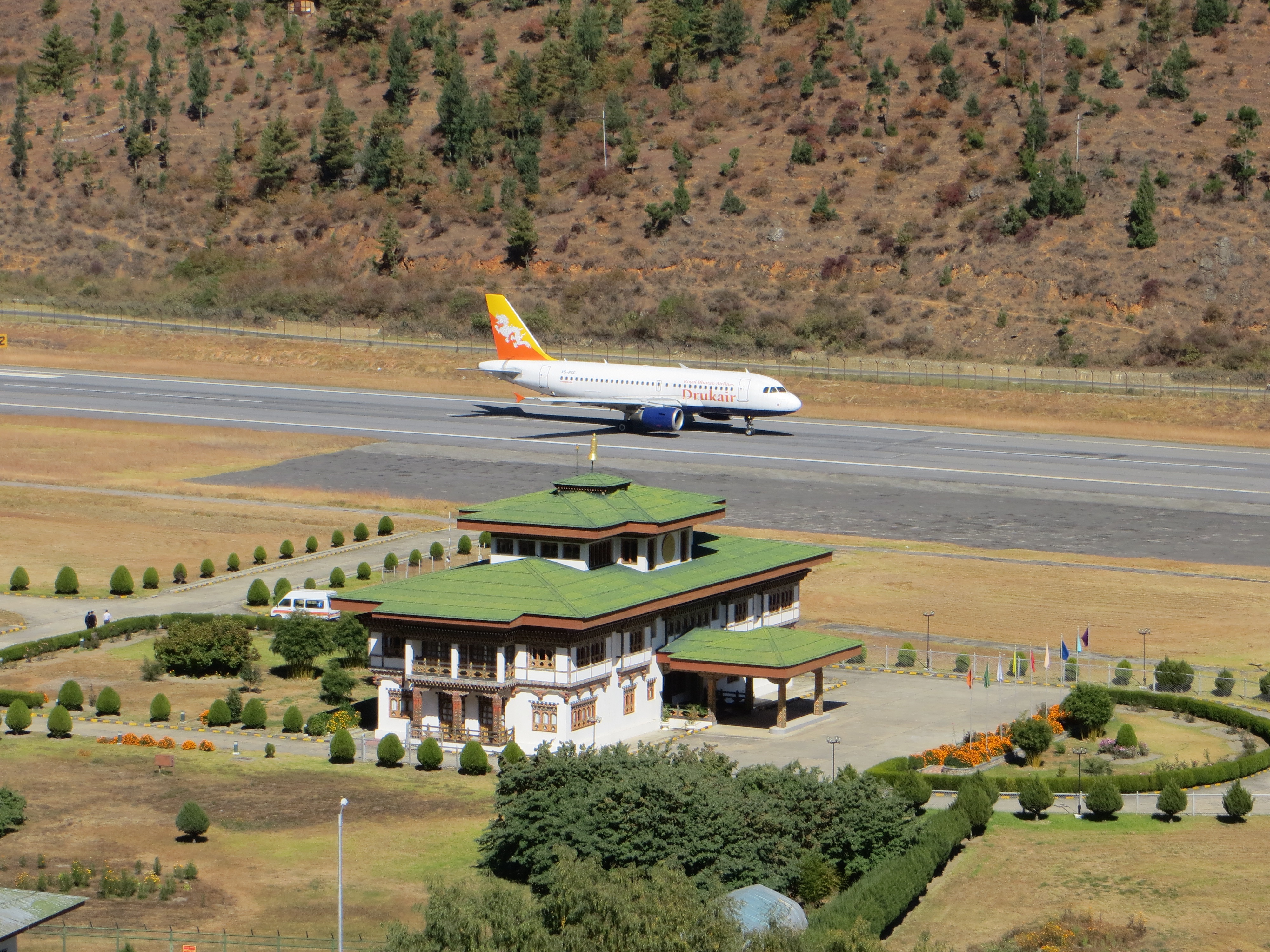 Sebuah Drukair Airbus A319 di Bandara Paro