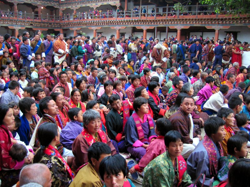 Orang Bhutan dalam pakaian nasional di festival Wangdi Phodrang