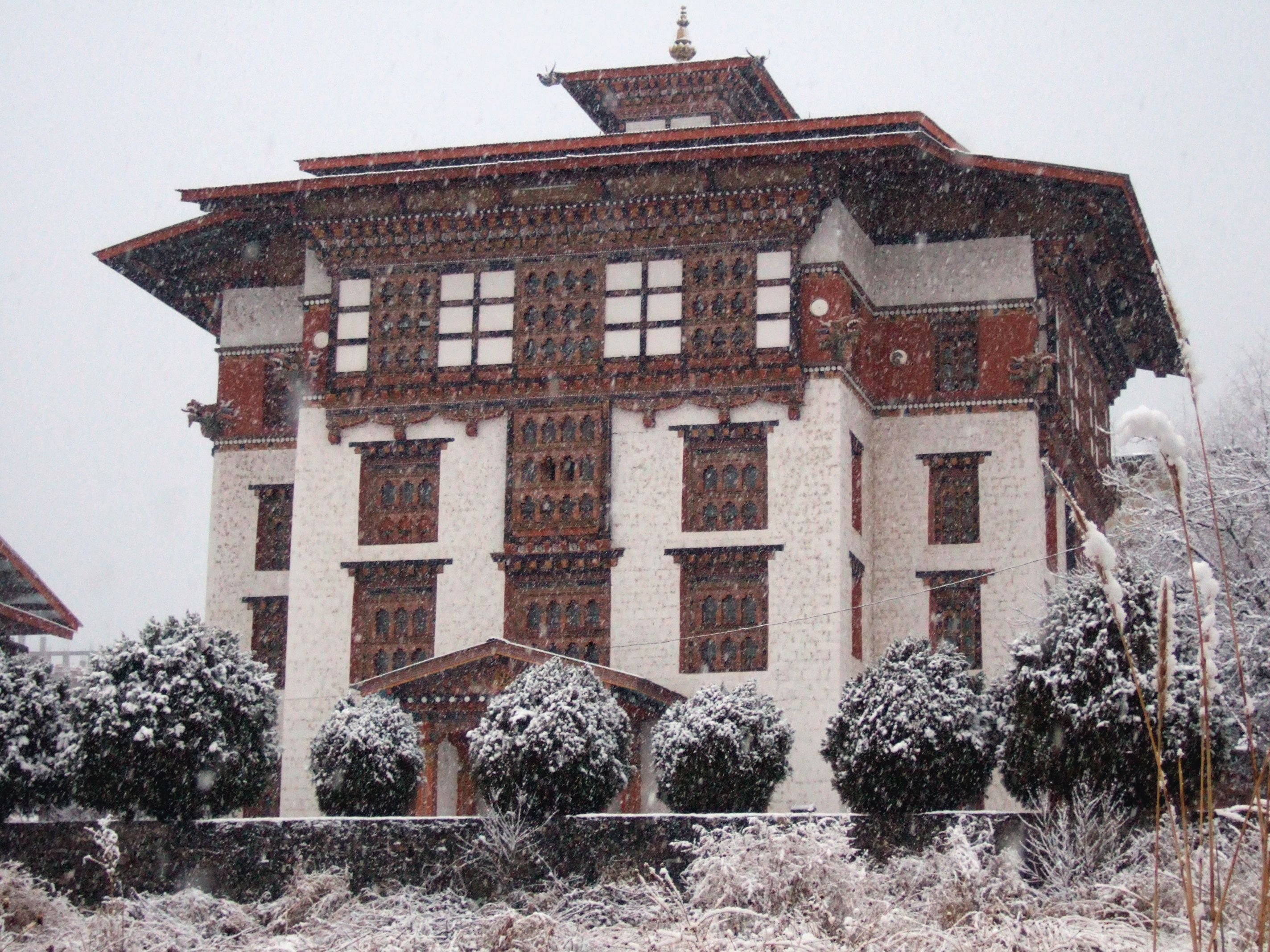 Perpustakaan Nasional Bhutan saat turun salju
