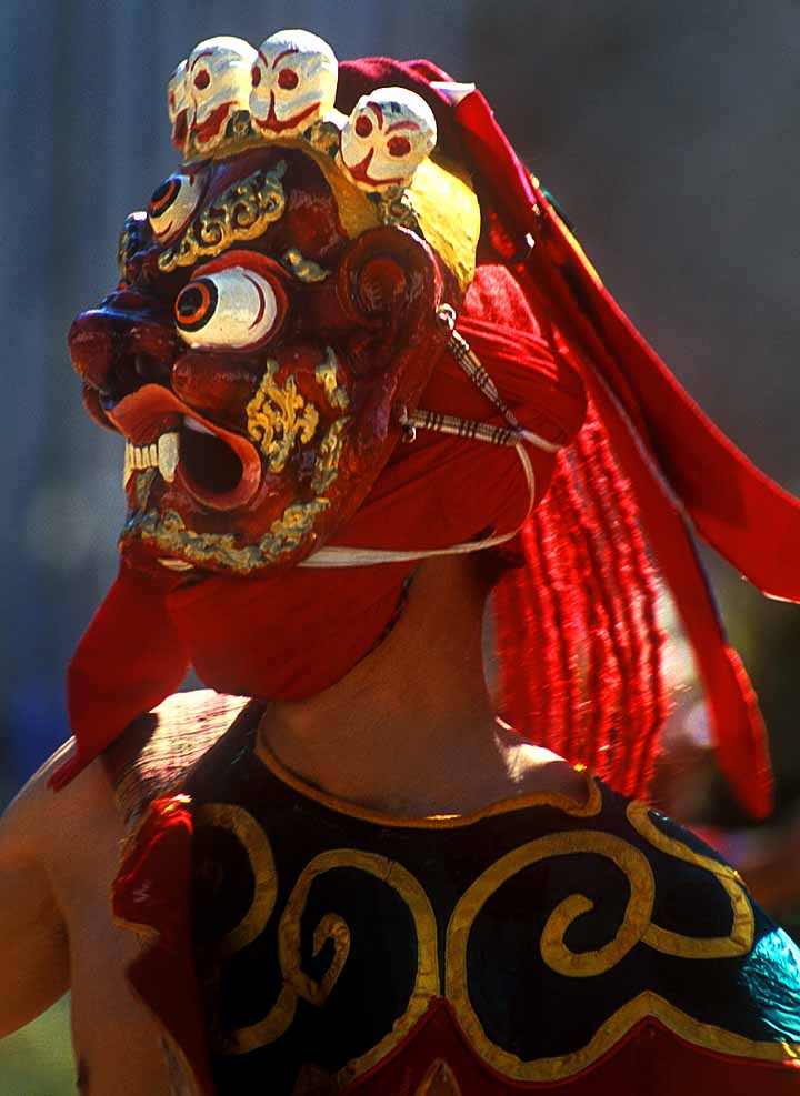 Chaam, tarian topeng suci, dilakukan setiap tahun selama festival keagamaan.