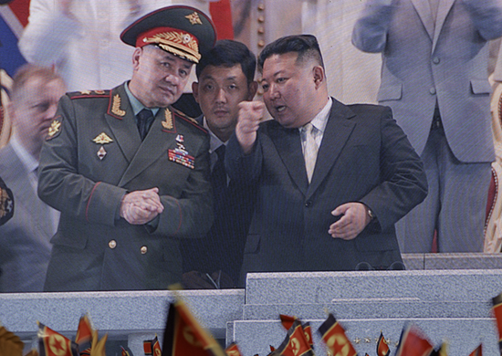 Kim Chính Ân cùng Bộ trưởng Quốc phòng Nga Sergei Shoigu trong lễ kỷ niệm 70 năm kết thúc Chiến tranh Triều Tiên, tại Bình Nhưỡng, ngày 27 tháng 7 năm 2023