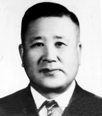 앞줄 김형민 (경성부윤), 두 사람 건너 안재홍(민정장관), 여운형, 김순애(김규식 부인), 한 사람 건너 김규식(남조선과도입법위원회 위원장), 이범석, 이철승 순