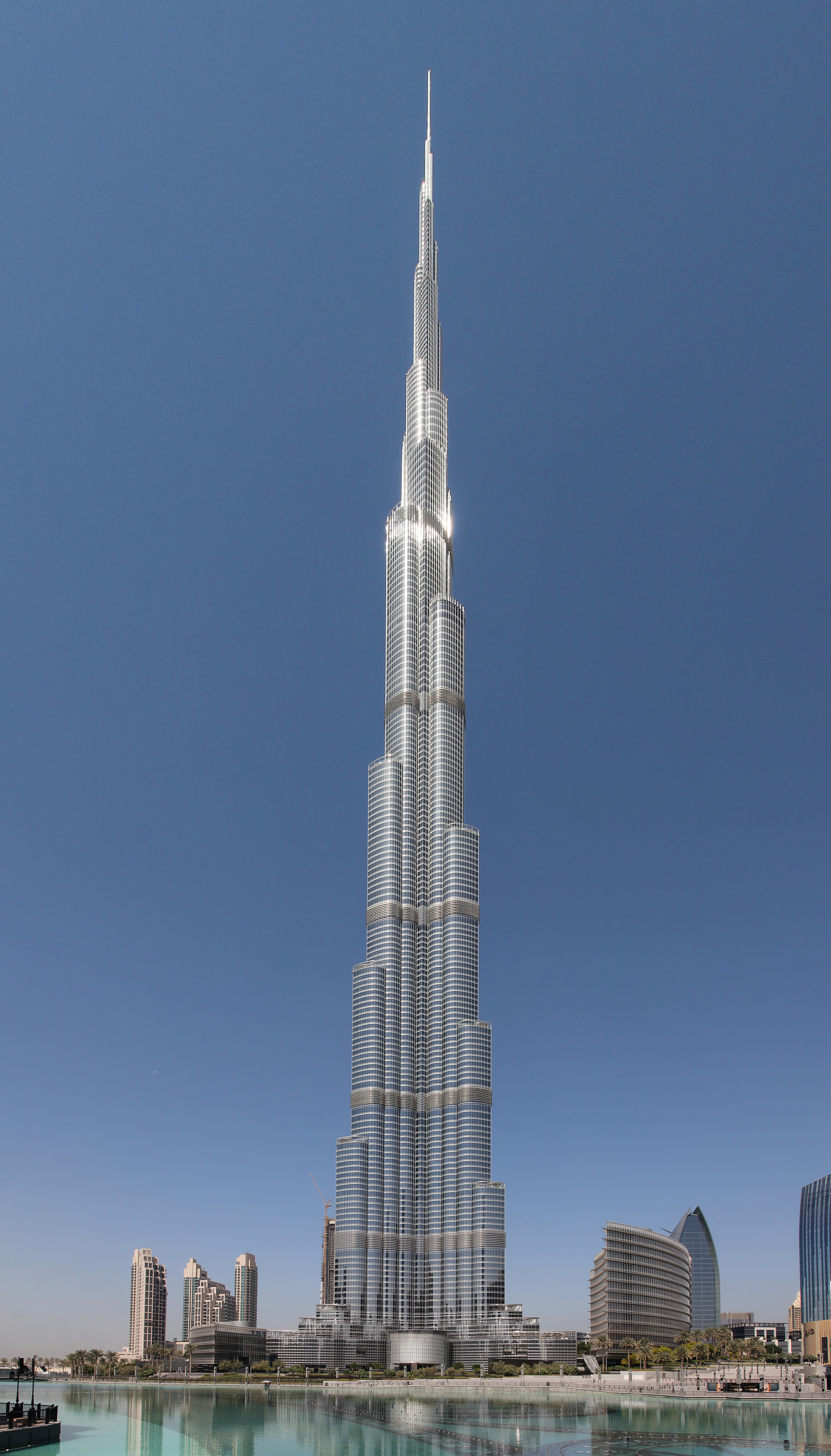 Burj Khalifa, struktur buatan manusia tertinggi di dunia, terletak di Dubai